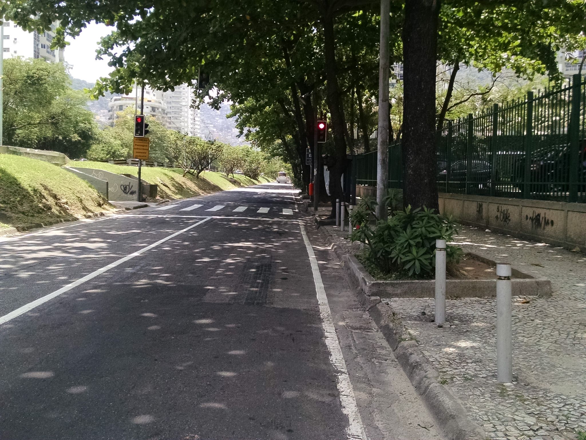 Street-level view near Port Saint Maxime, Gávea
