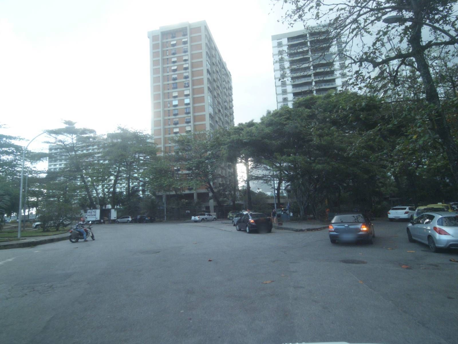 Street-level view near Porto Romonzine, São Conrado