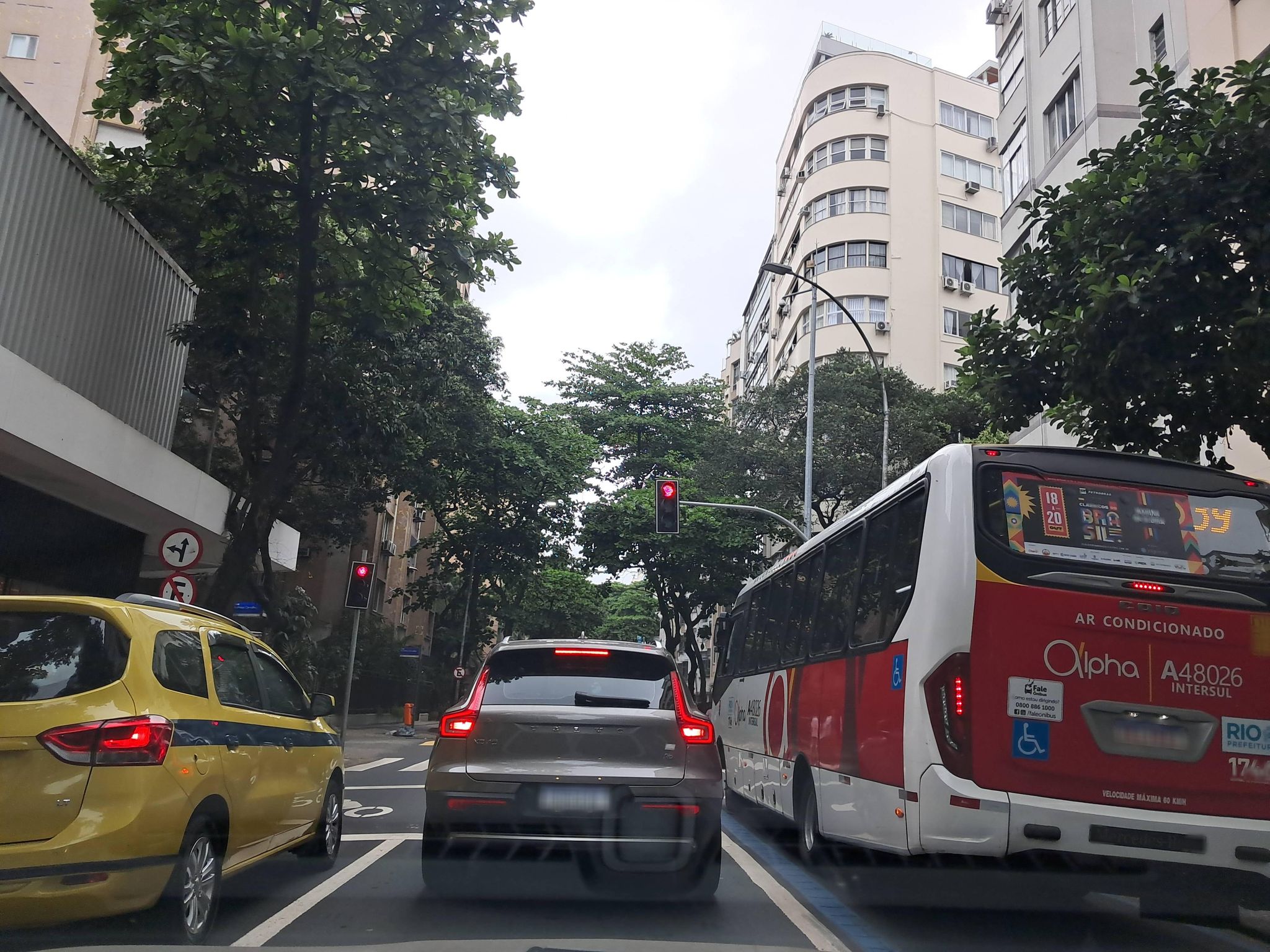 Street-level view near Porto Seguro, Copacabana
