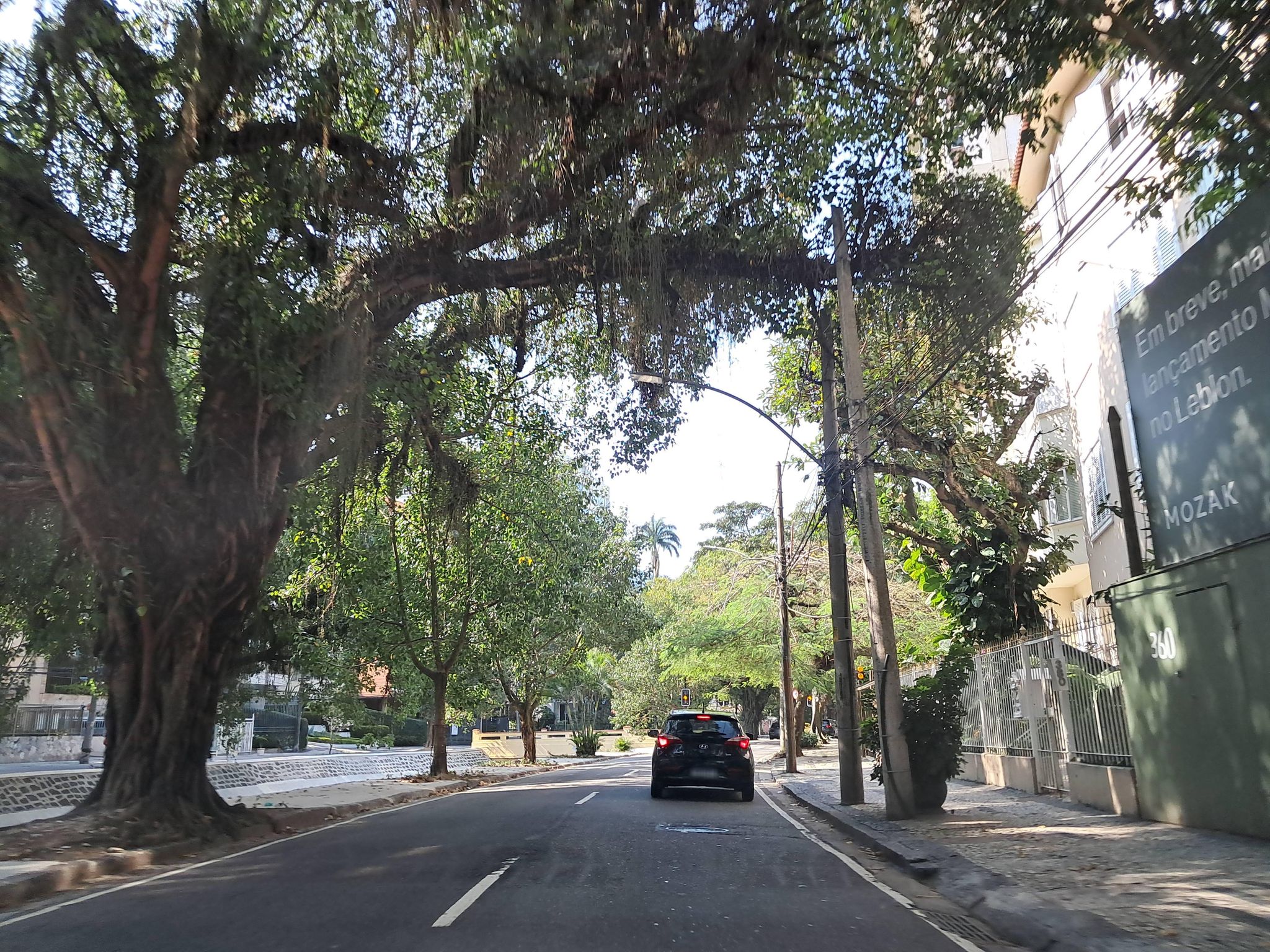 Street-level view near Portobelo, Gávea