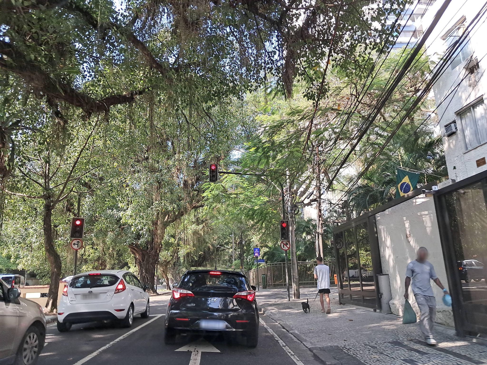 Street-level view near Portomartins, Gávea