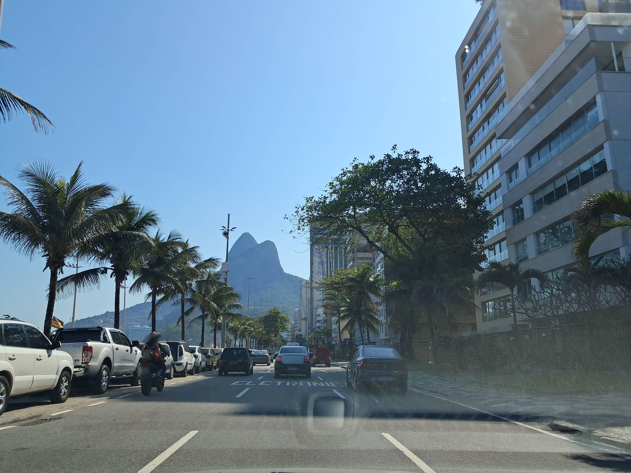 Street-level view near Posto 11, Leblon
