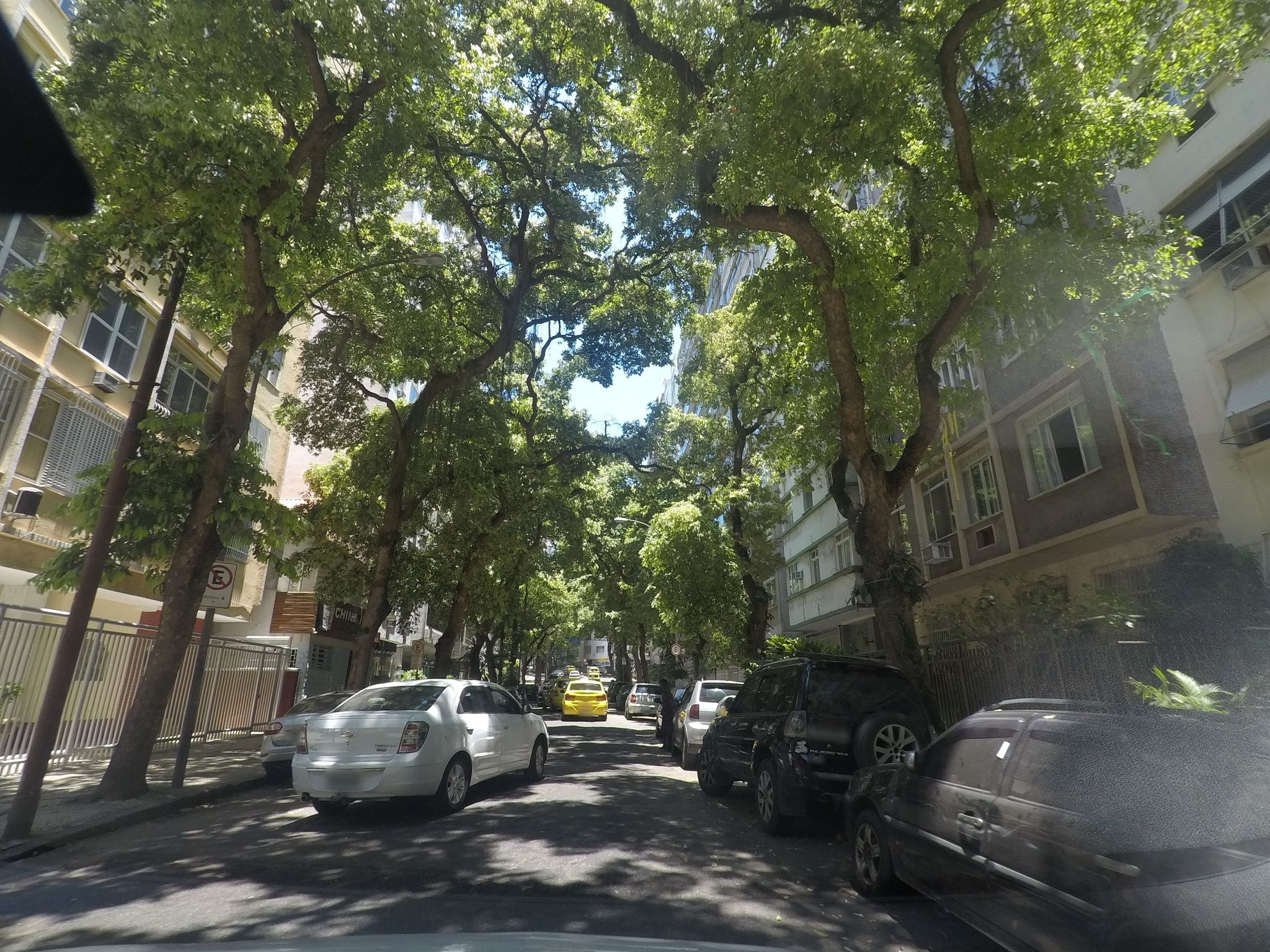 Street-level view near Pouso Alto, Copacabana