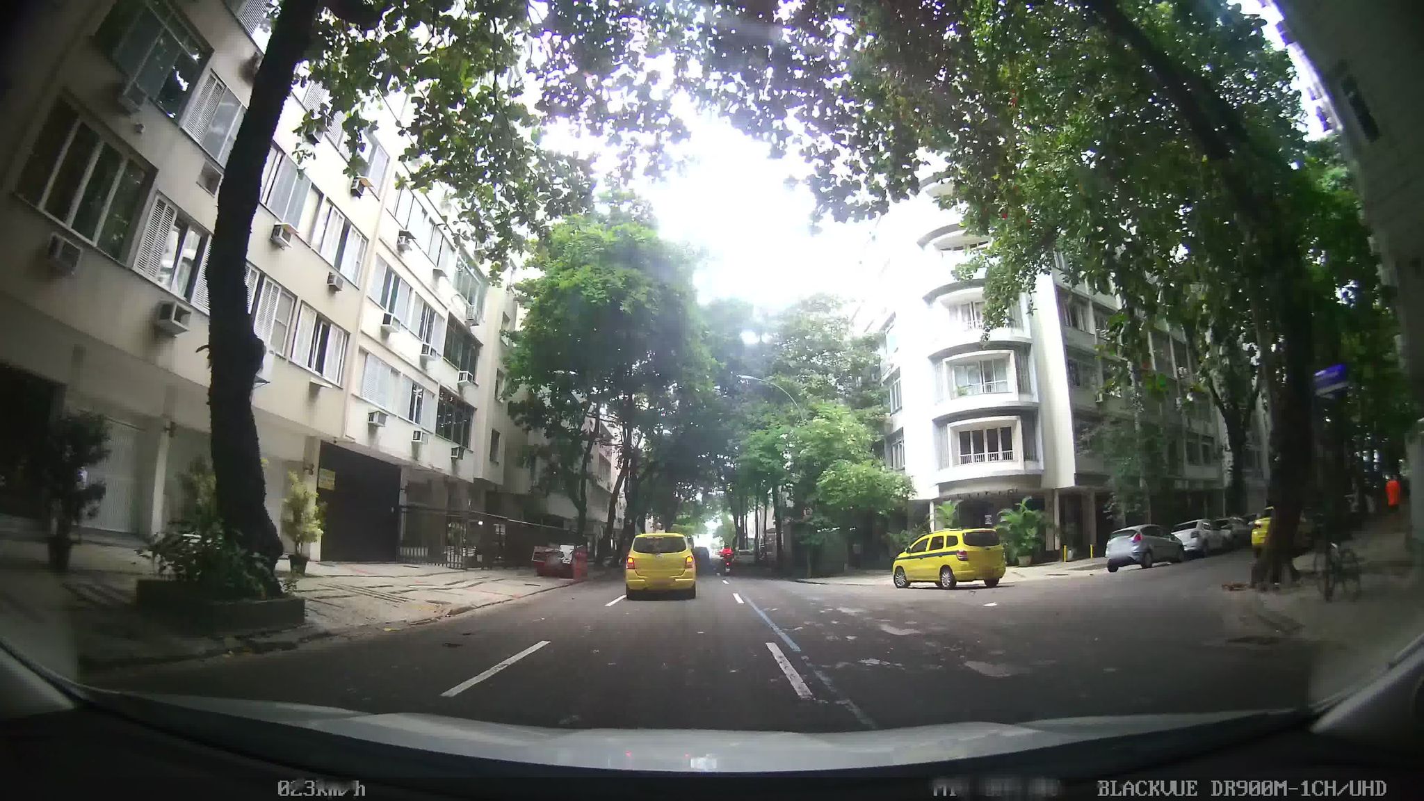 Street-level view near Praia Mares, Ipanema