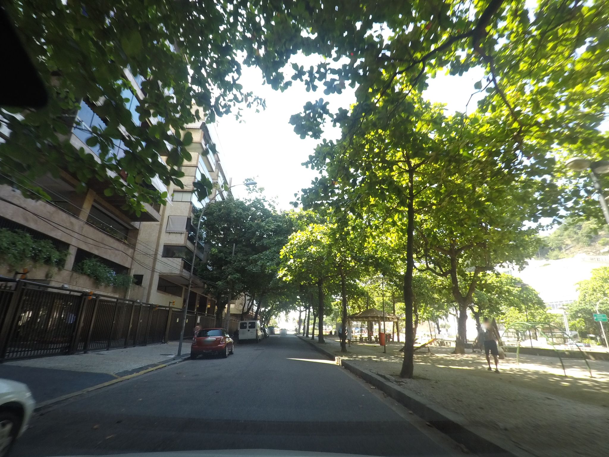 Street-level view near Praiamar, Leblon