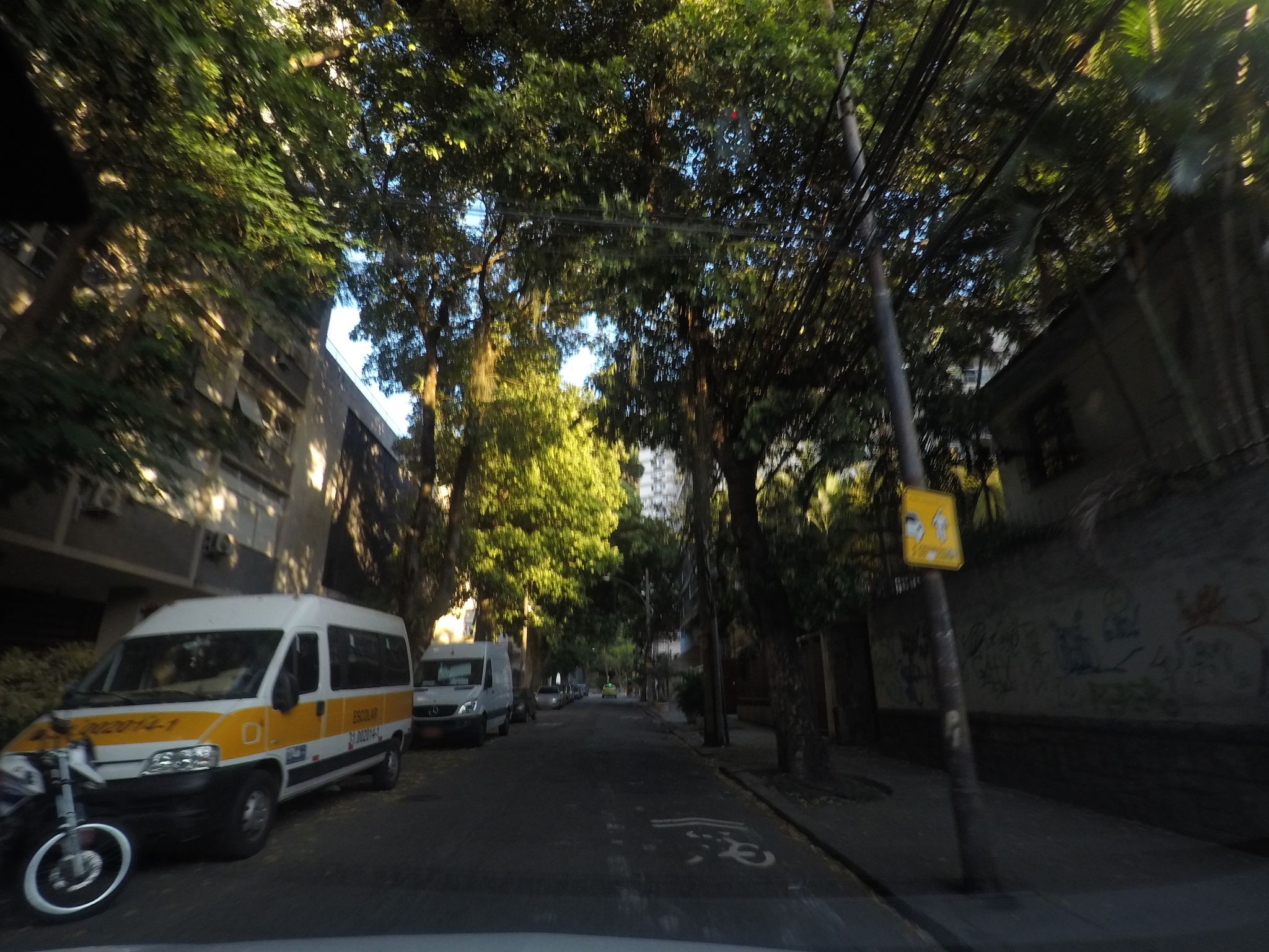 Street-level view near Prestige, Laranjeiras