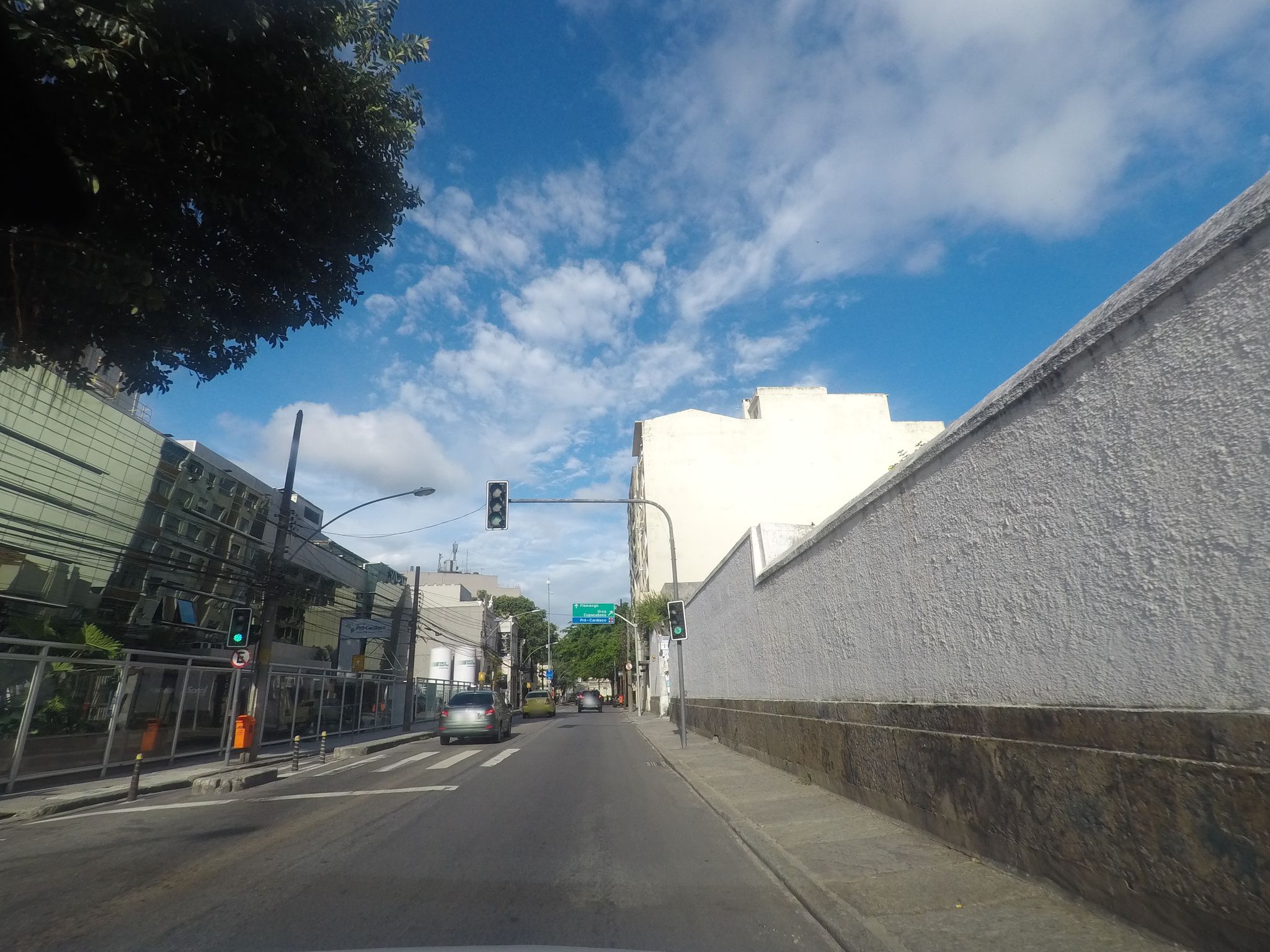 Street-level view near Pró-cardíaco, Botafogo