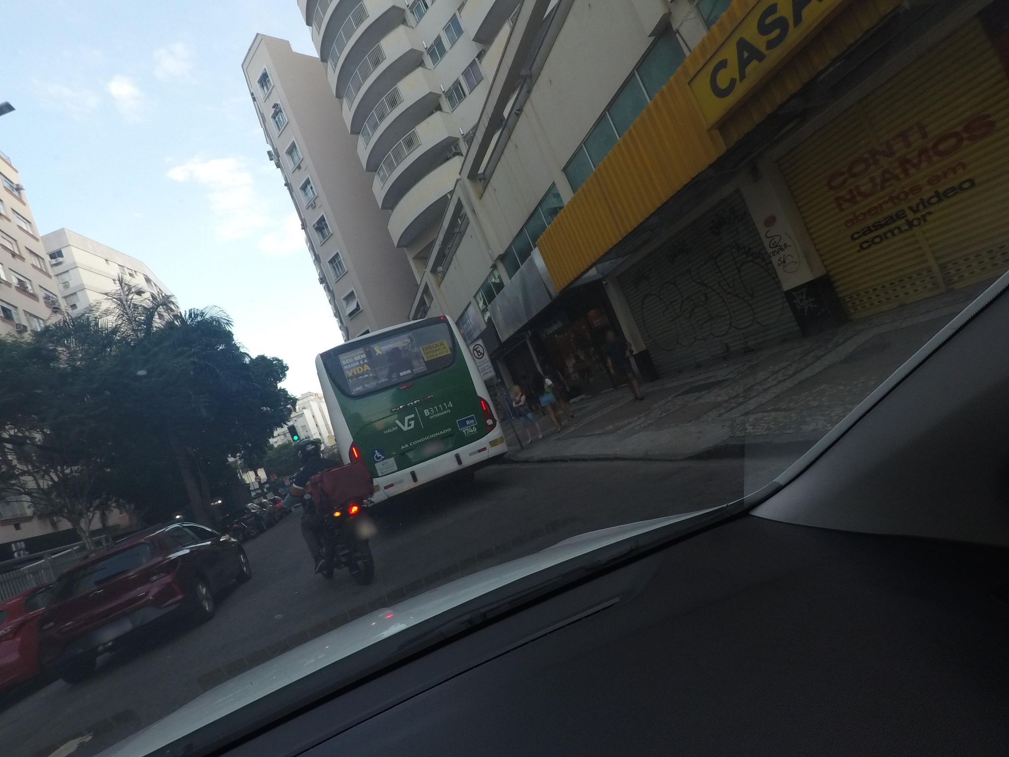 Street-level view near Quatier Carioca, Catete