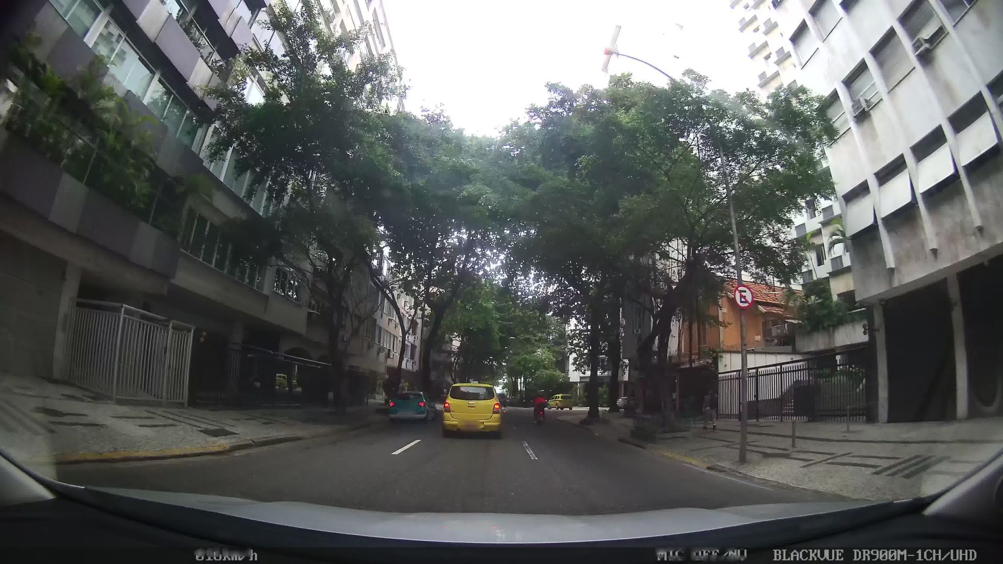 Street-level view near Queen Elizabeth, Ipanema