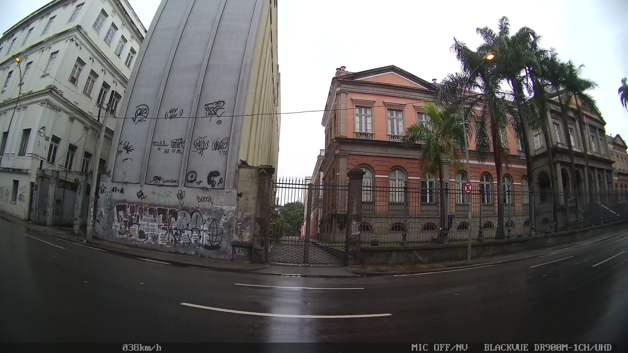 Street-level view near Rádio MEC, Centro
