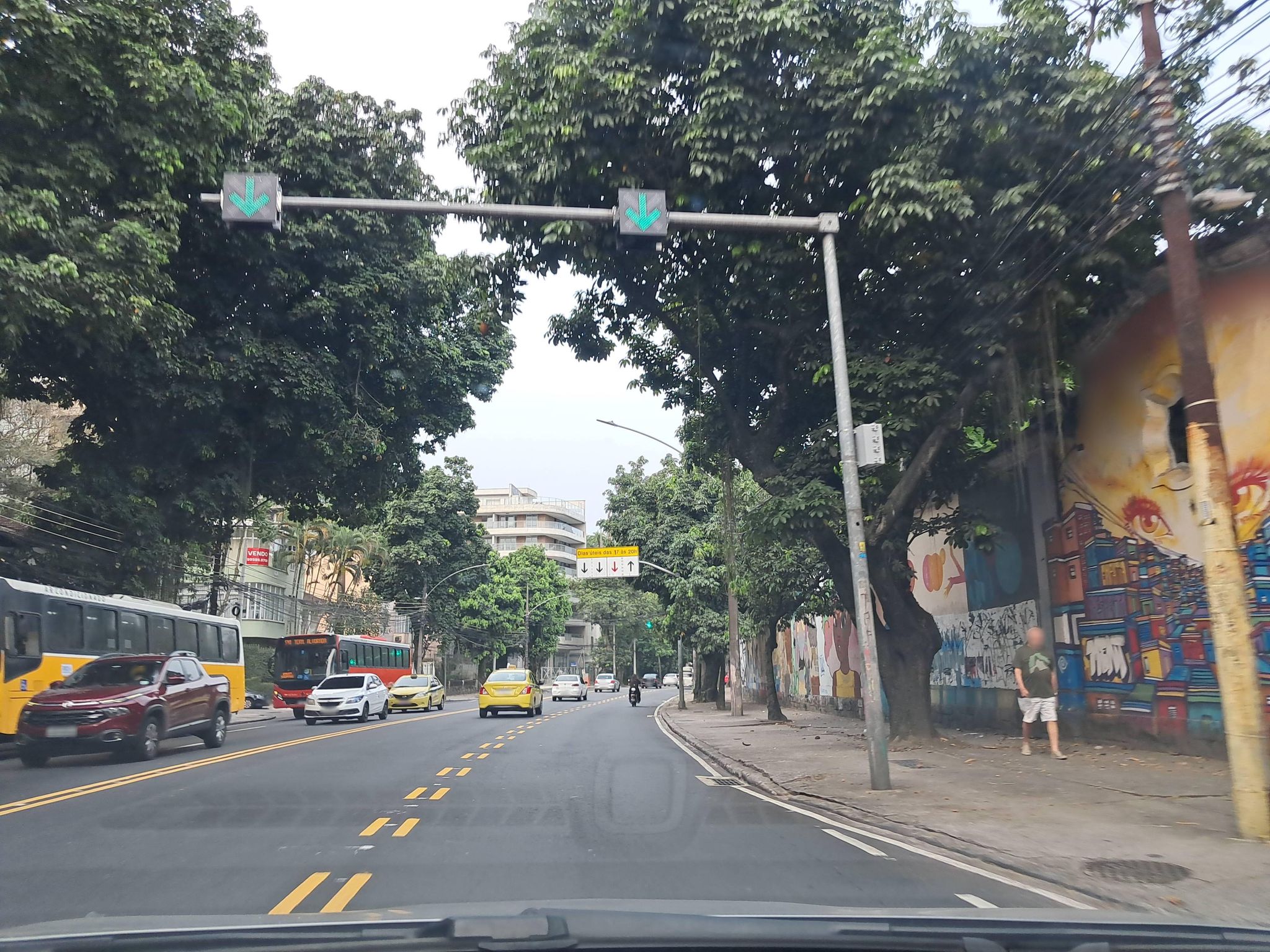 Street-level view near Raul Fortunato, Gávea