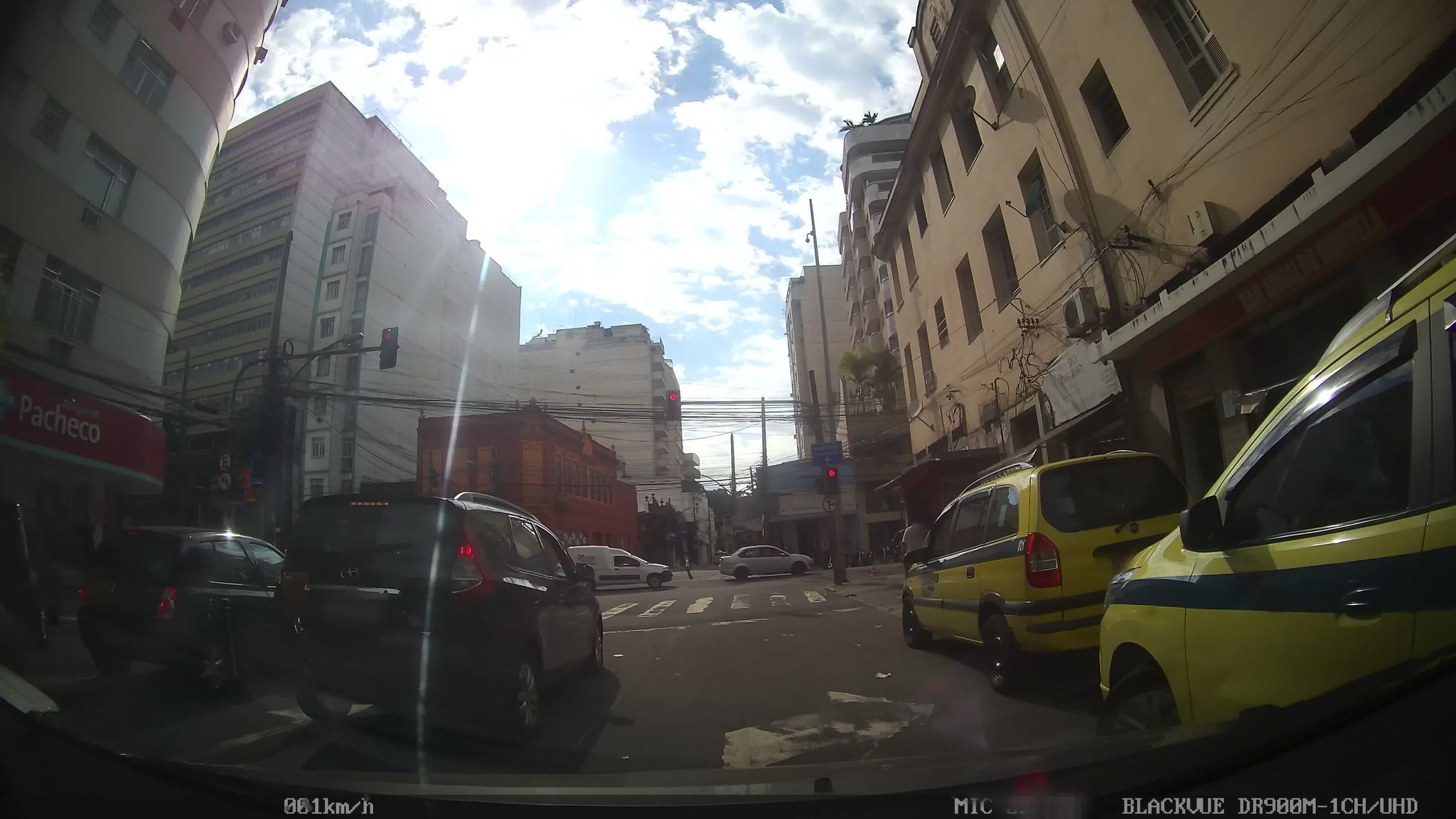 Street-level view near Raul Pneus, Botafogo