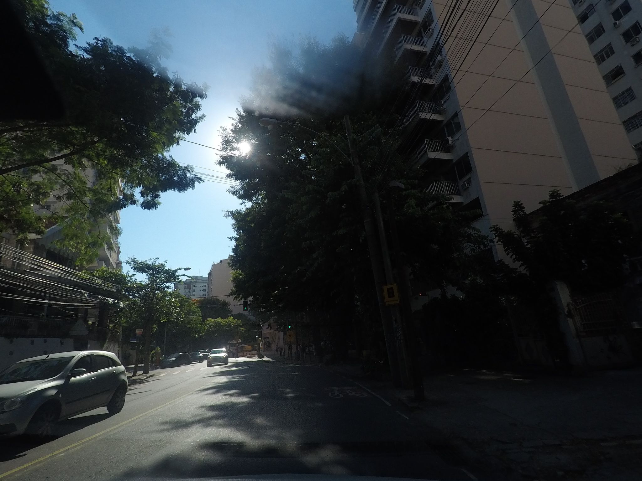 Street-level view near Regis Bitencourt, Laranjeiras