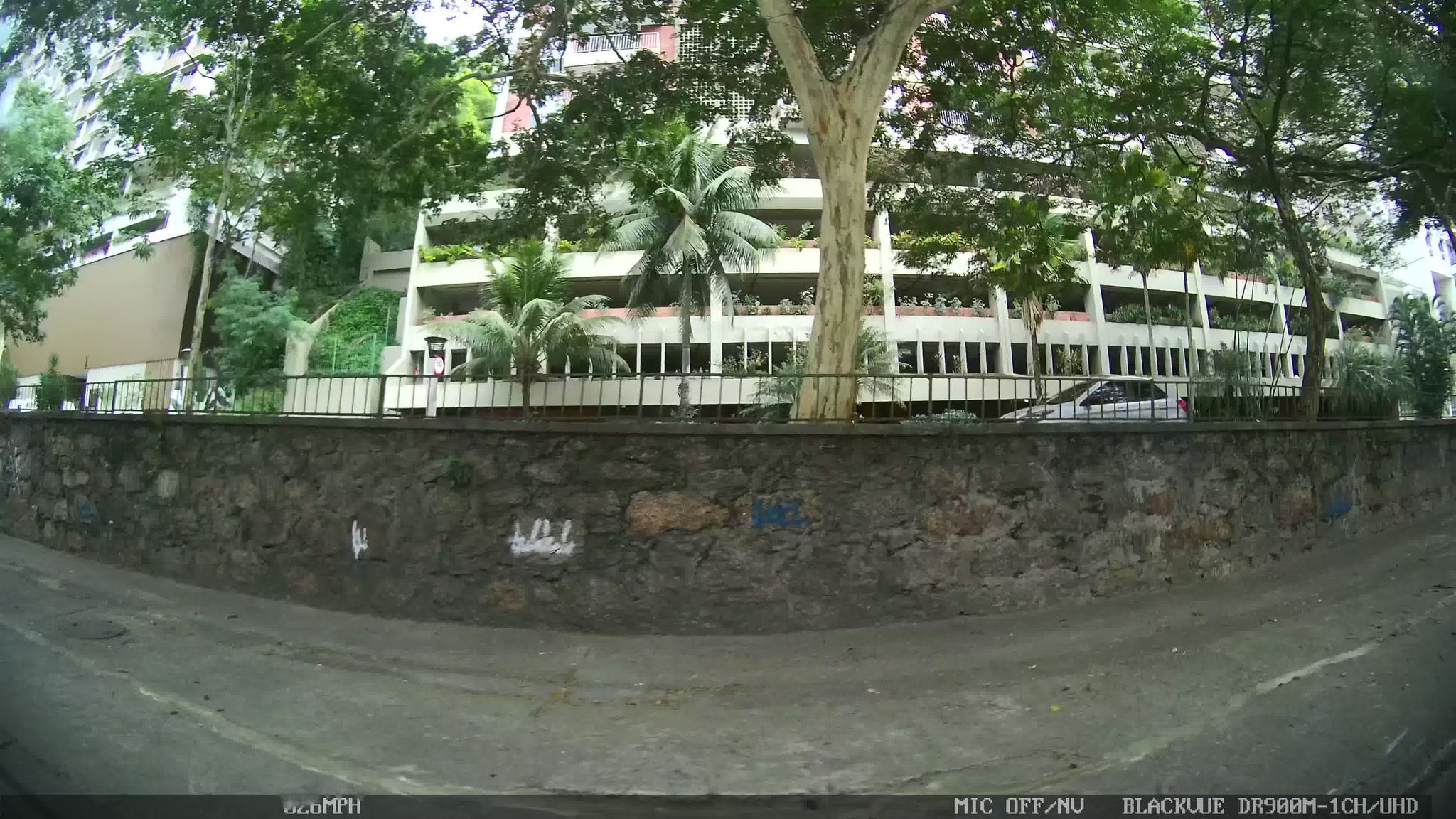 Street-level view near Renil Lagoa, Lagoa