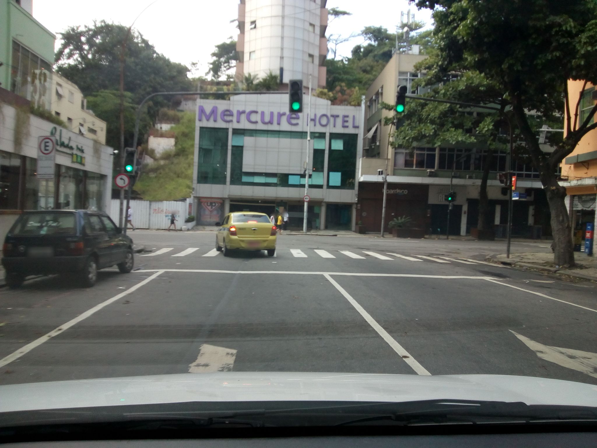 Street-level view near Residencial Apart, Copacabana