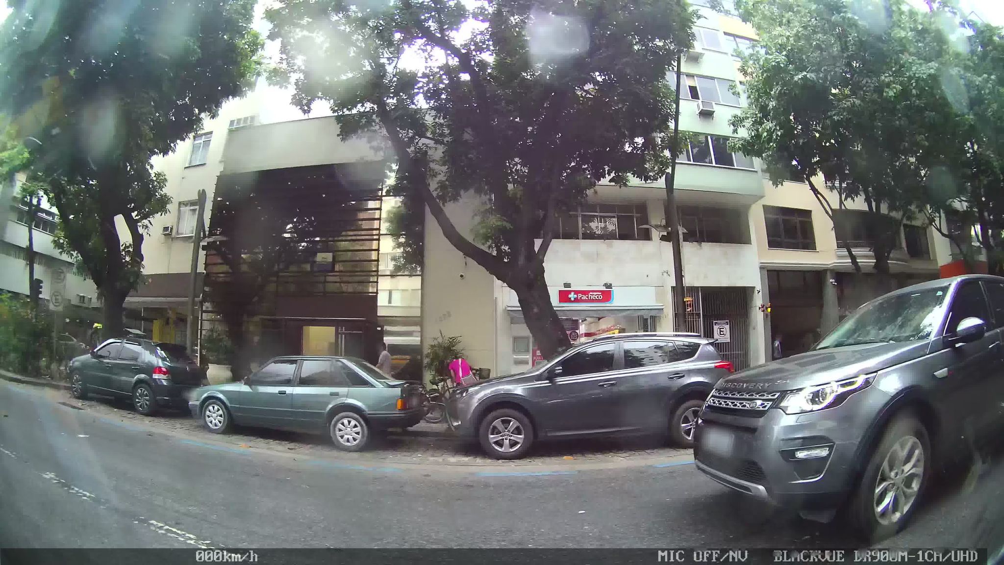 Street-level view near Residencial Conde do Leblon, Leblon