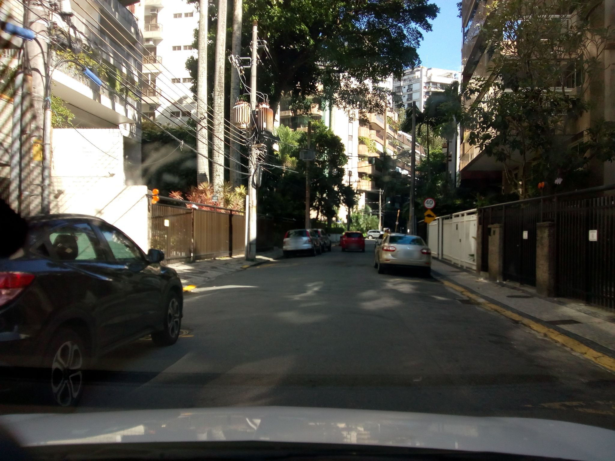 Street-level view near Residencial Leblon, Vidigal