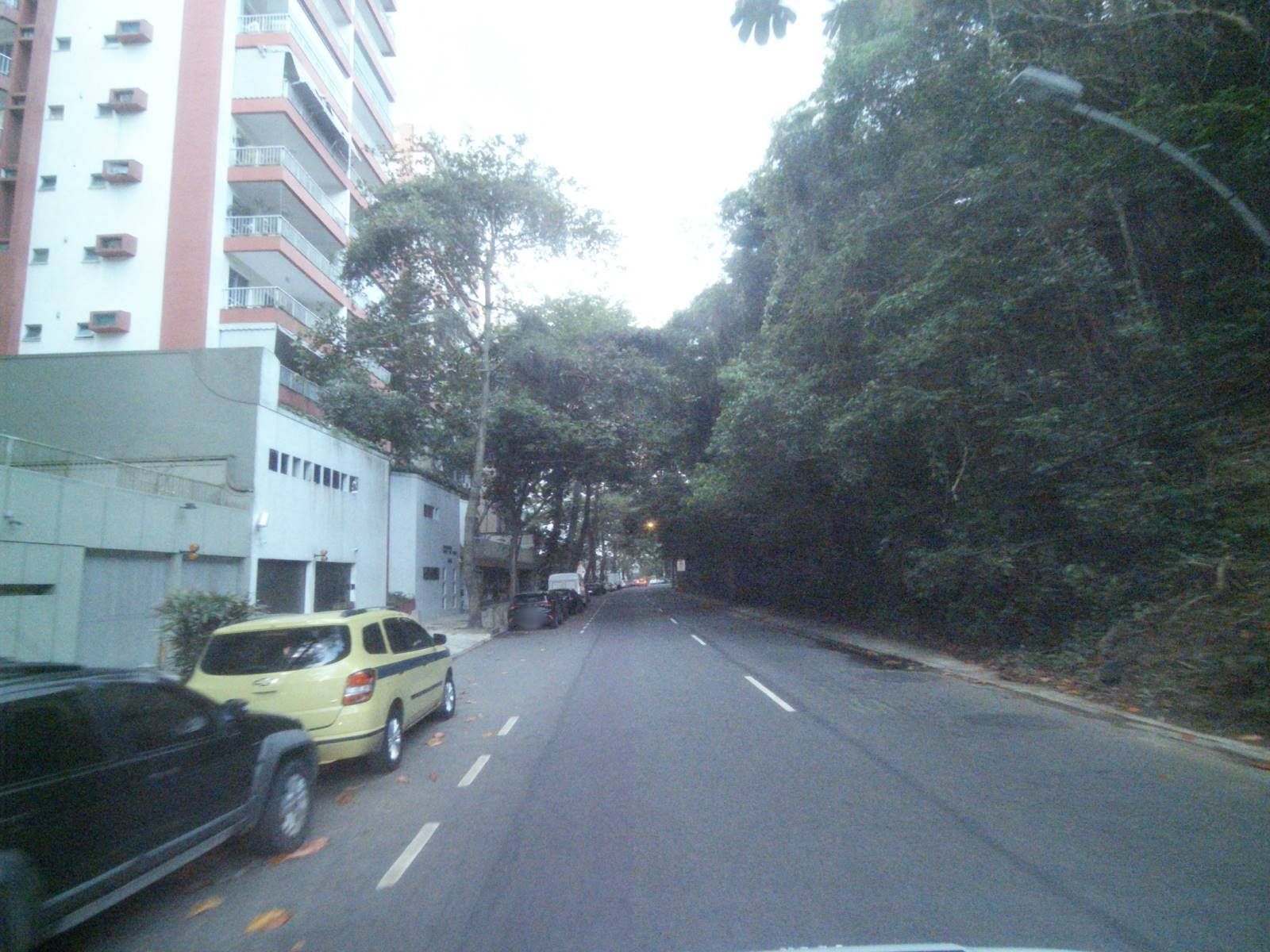 Street-level view near Residencial Praia da Gavea, São Conrado