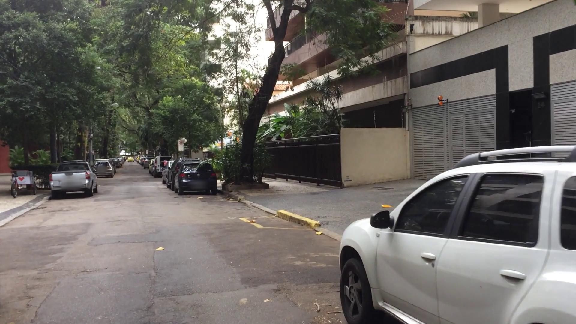 Street-level view near Residências de Pinedo, Laranjeiras
