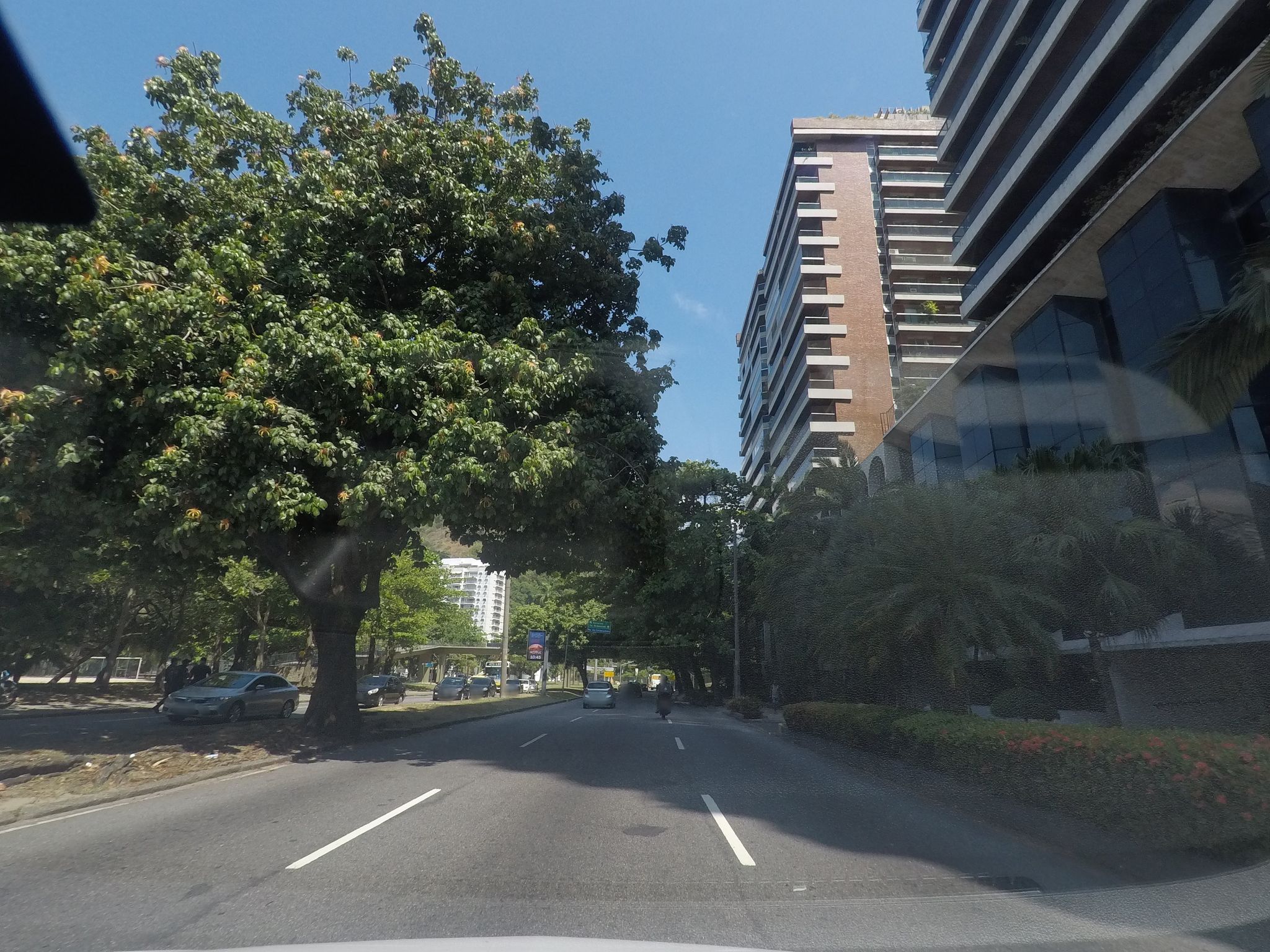 Street-level view near Residencias Igortrannisky, Ipanema