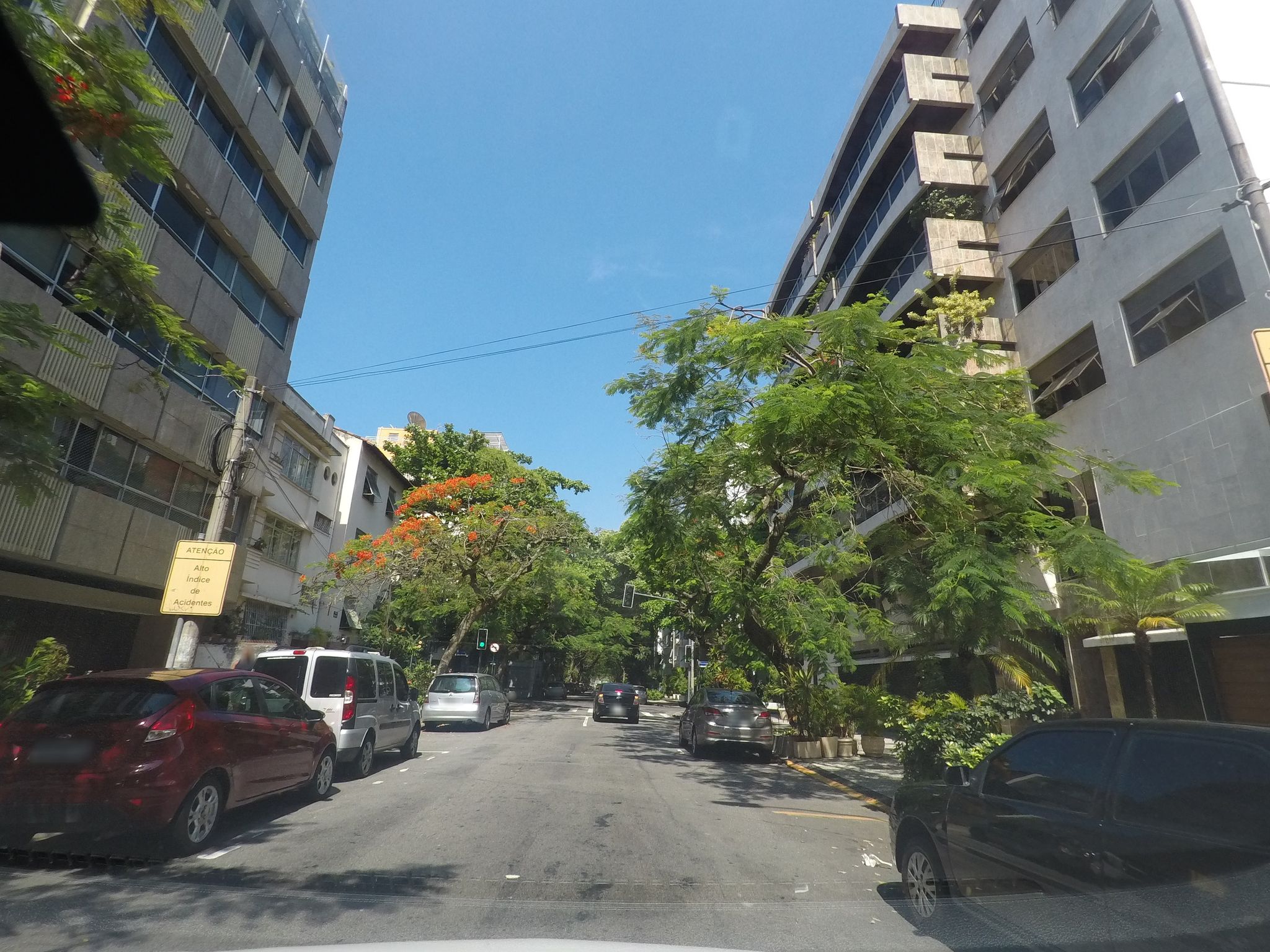 Street-level view near Residencias Jean Siberlius, Ipanema