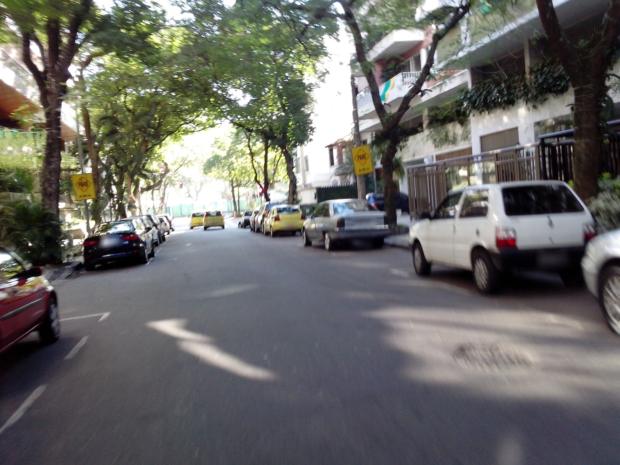 Street-level view near Residências Richard Strauss, Ipanema