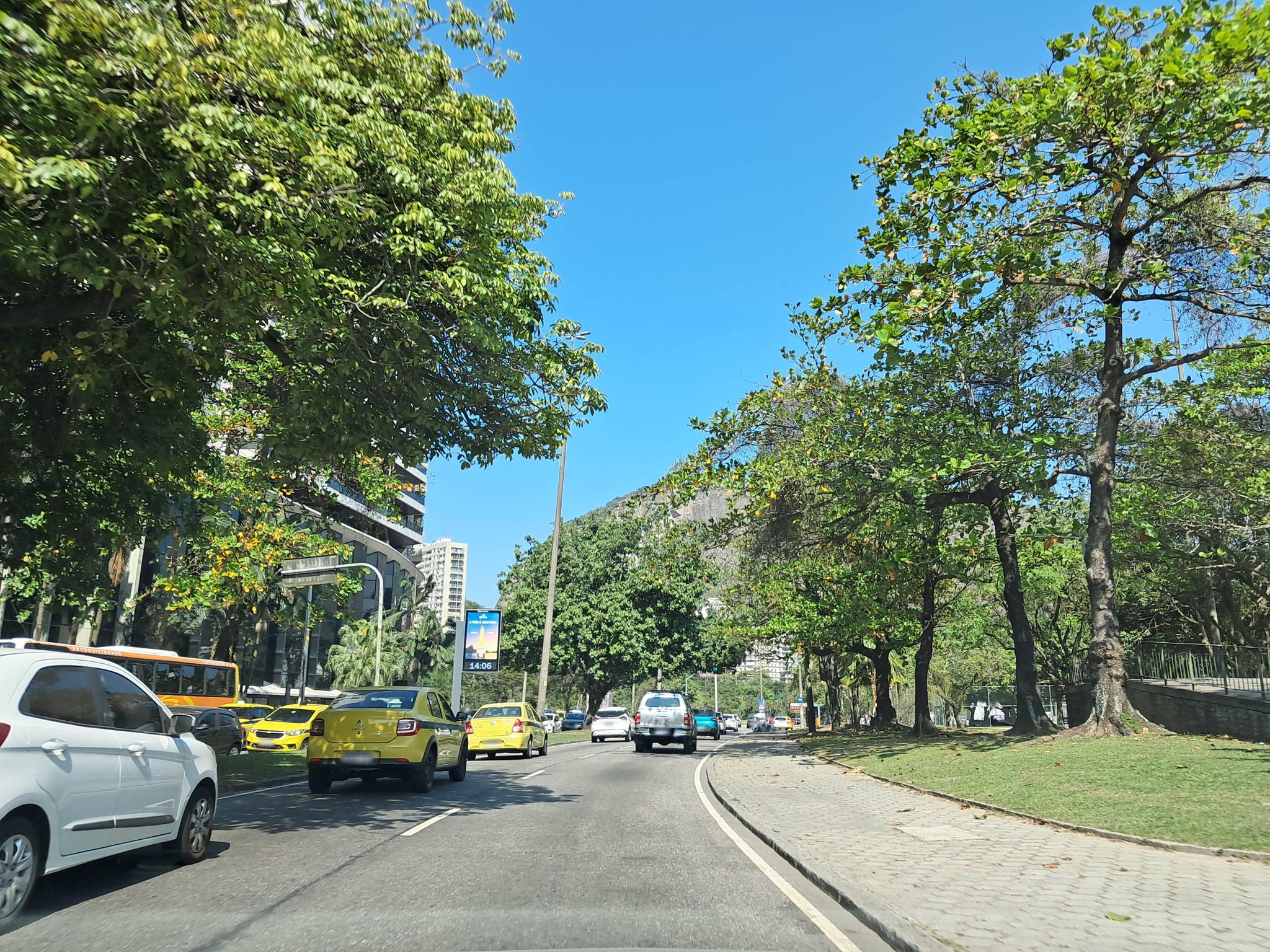 Street-level view near Residencias Villa Lobos, Ipanema