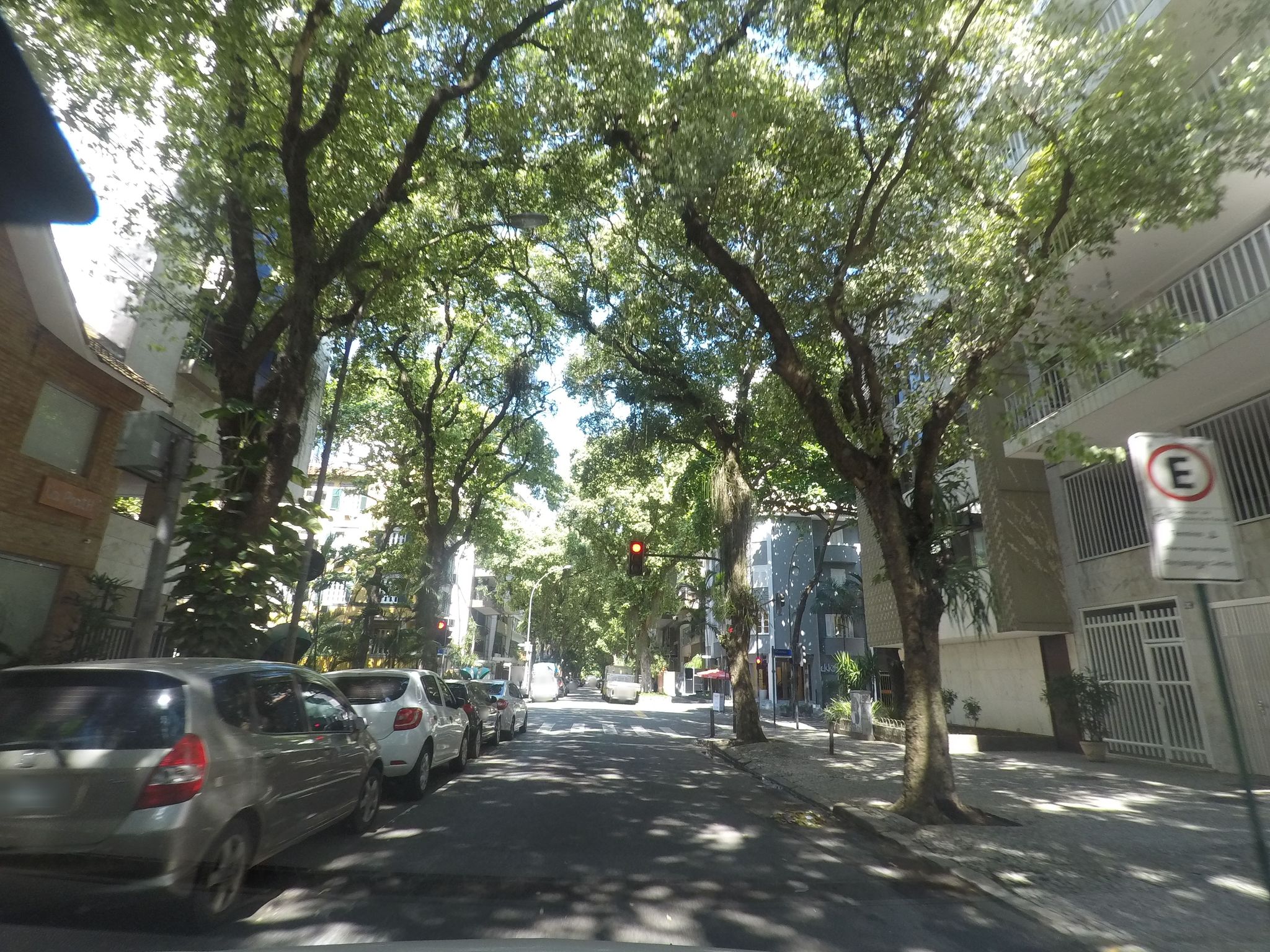 Street-level view near Reveca Galperin, Ipanema