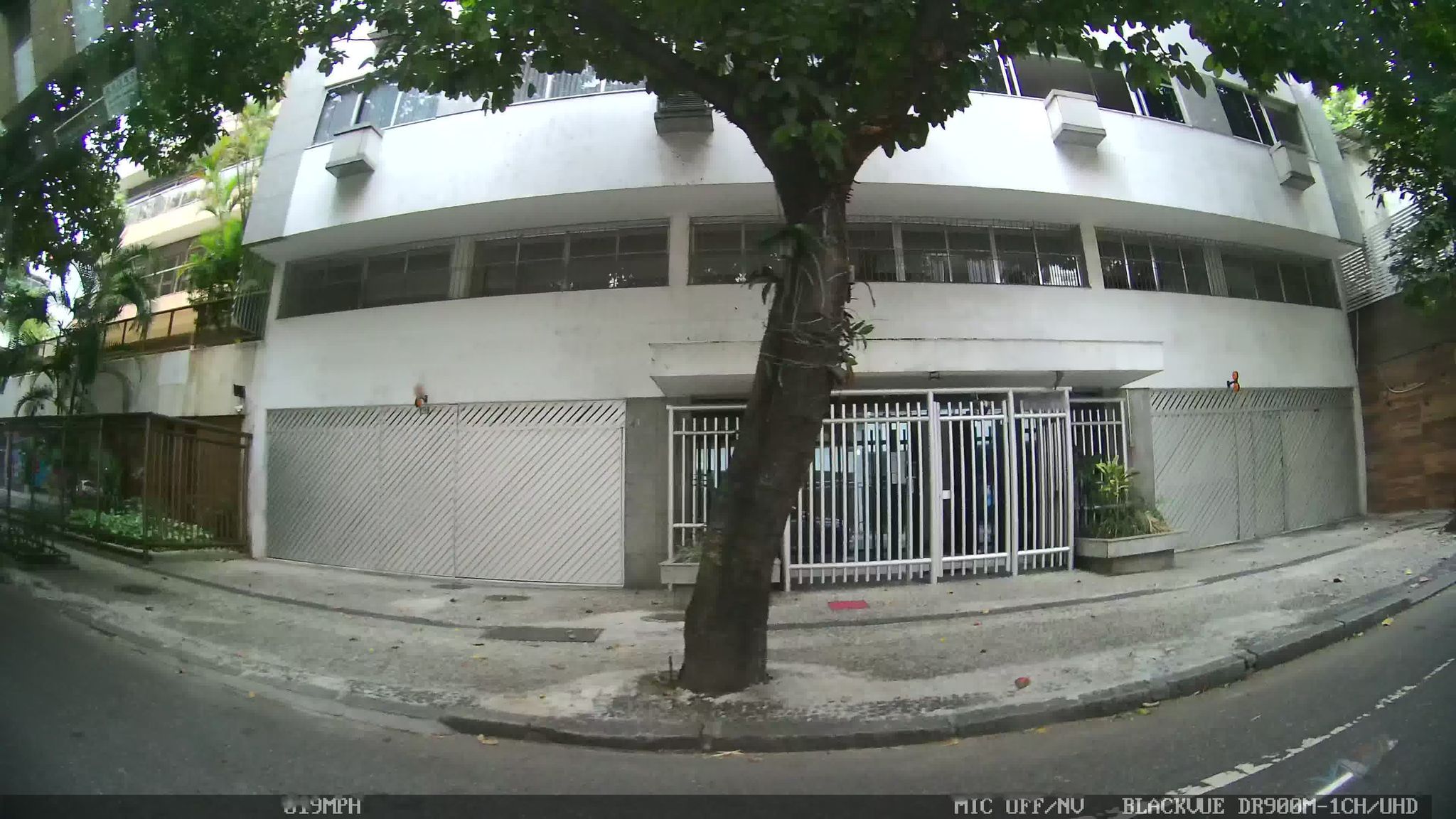 Street-level view near Rio Guaíba, Leblon