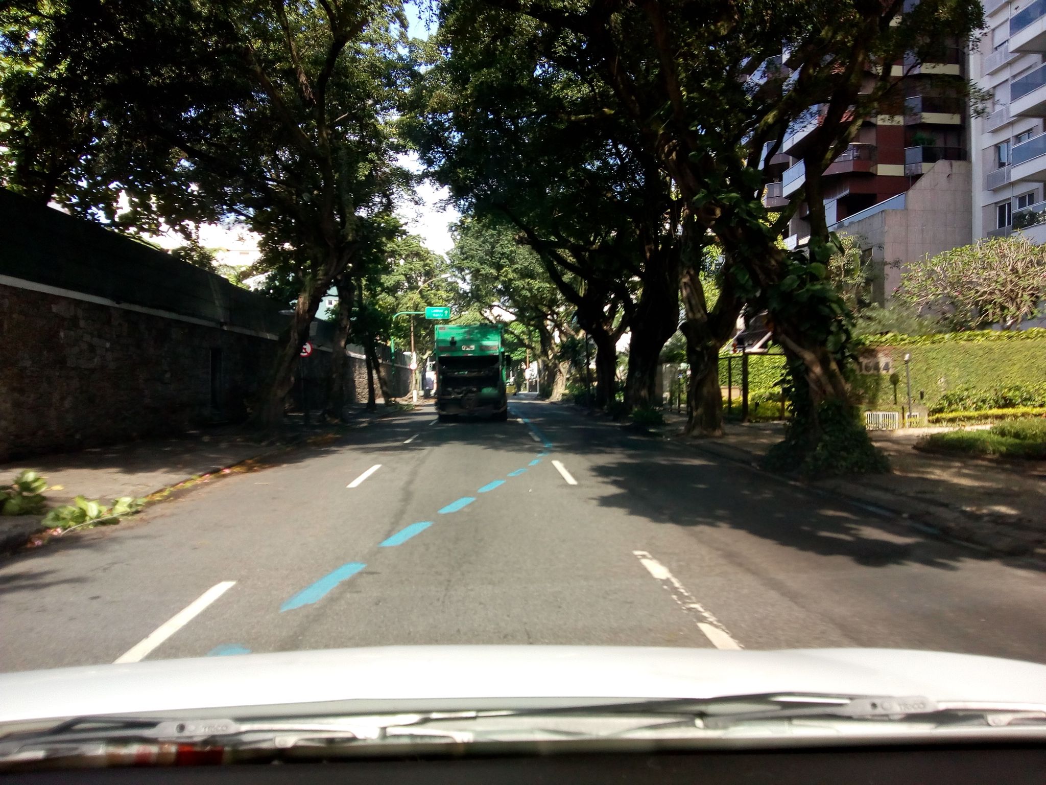 Street-level view near Rj Country Club, Leblon