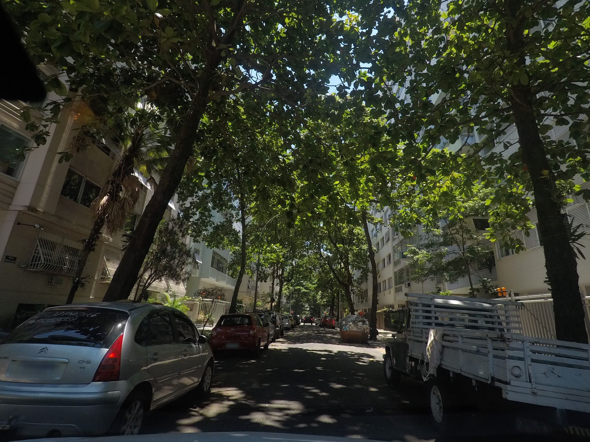 Street-level view near Rodrey, Copacabana