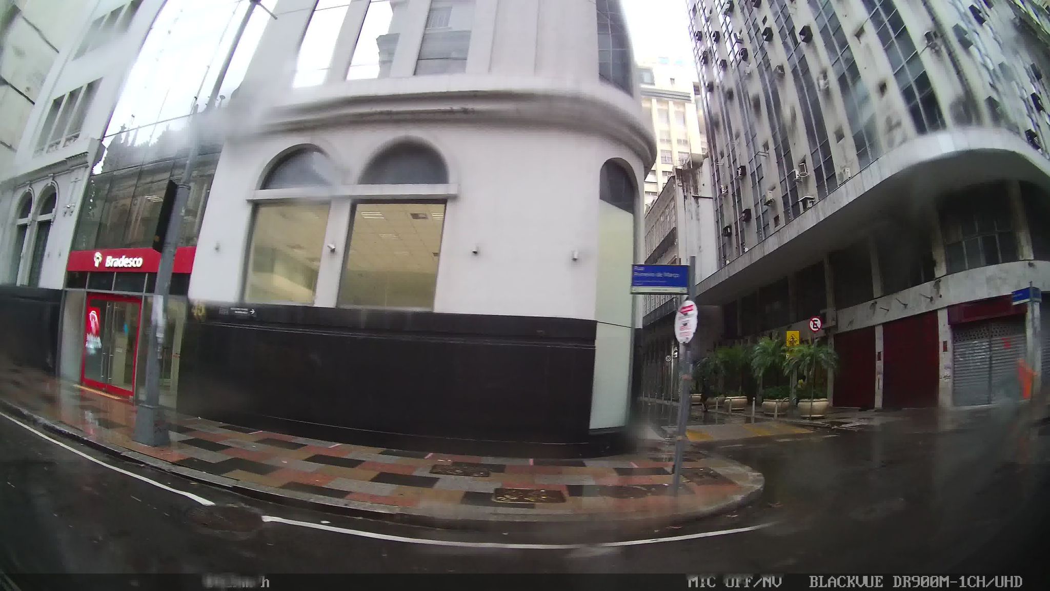 Street-level view near Rosário Trade Center, Centro