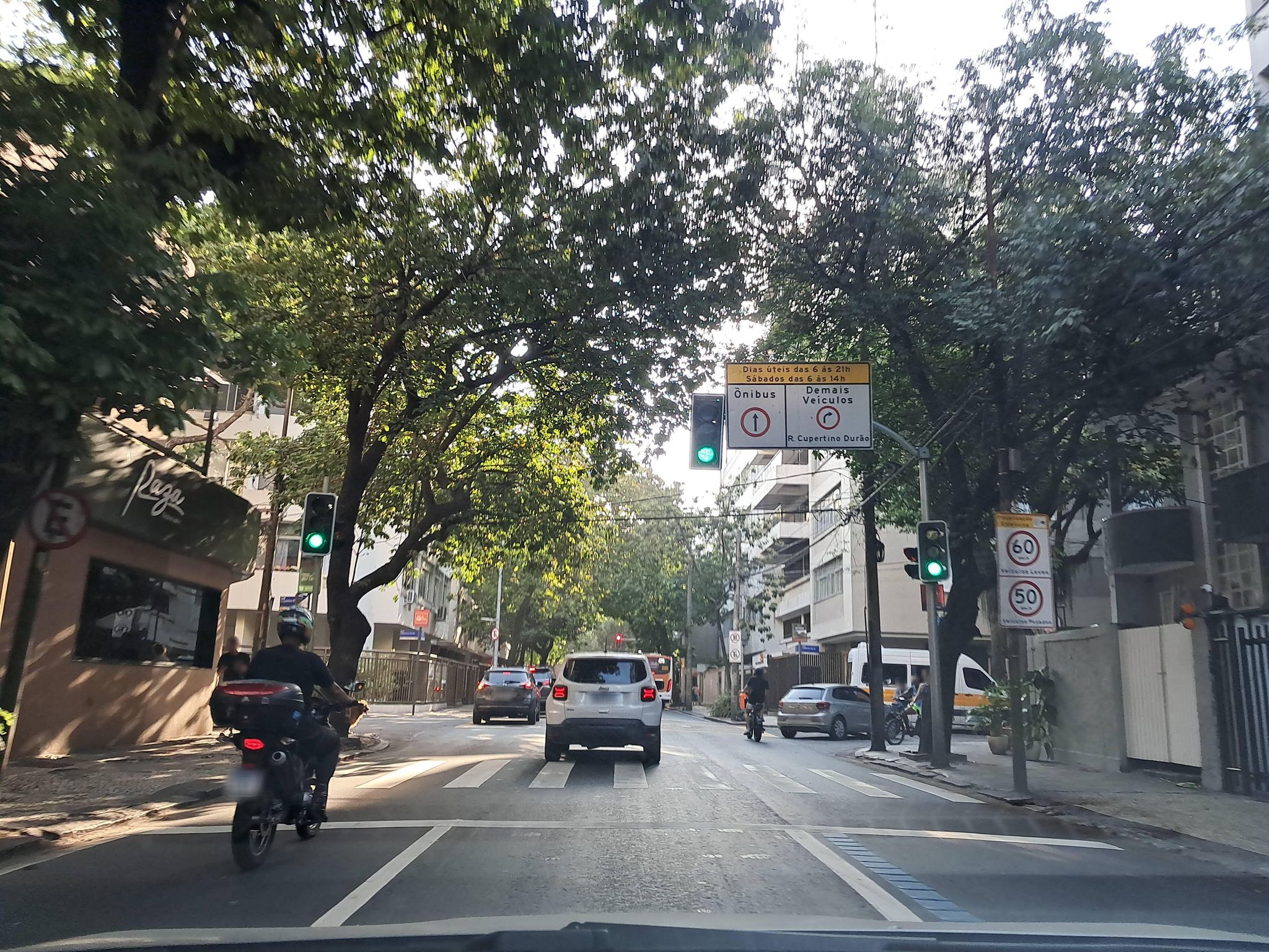 Street-level view near Rose Blanche, Leblon
