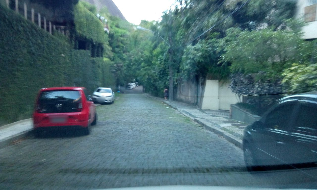 Street-level view near Rougemont, Lagoa