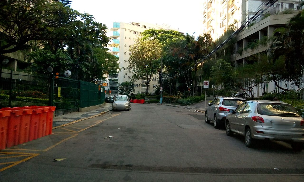 Street-level view near Sabara, Botafogo