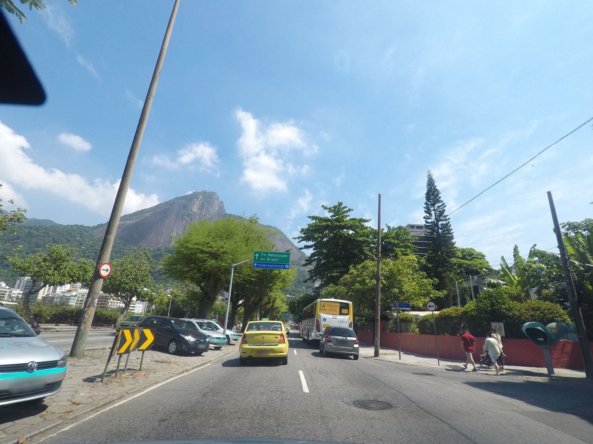 Street-level view near Salão de Festas Pequena Cruzada, Lagoa