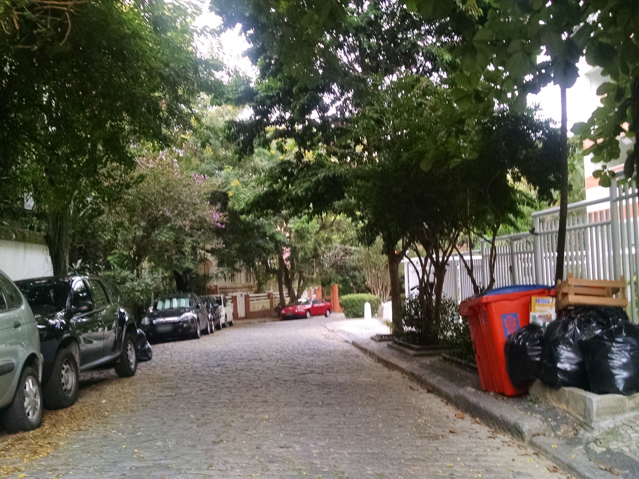 Street-level view near Sant Moritz, Cosme Velho
