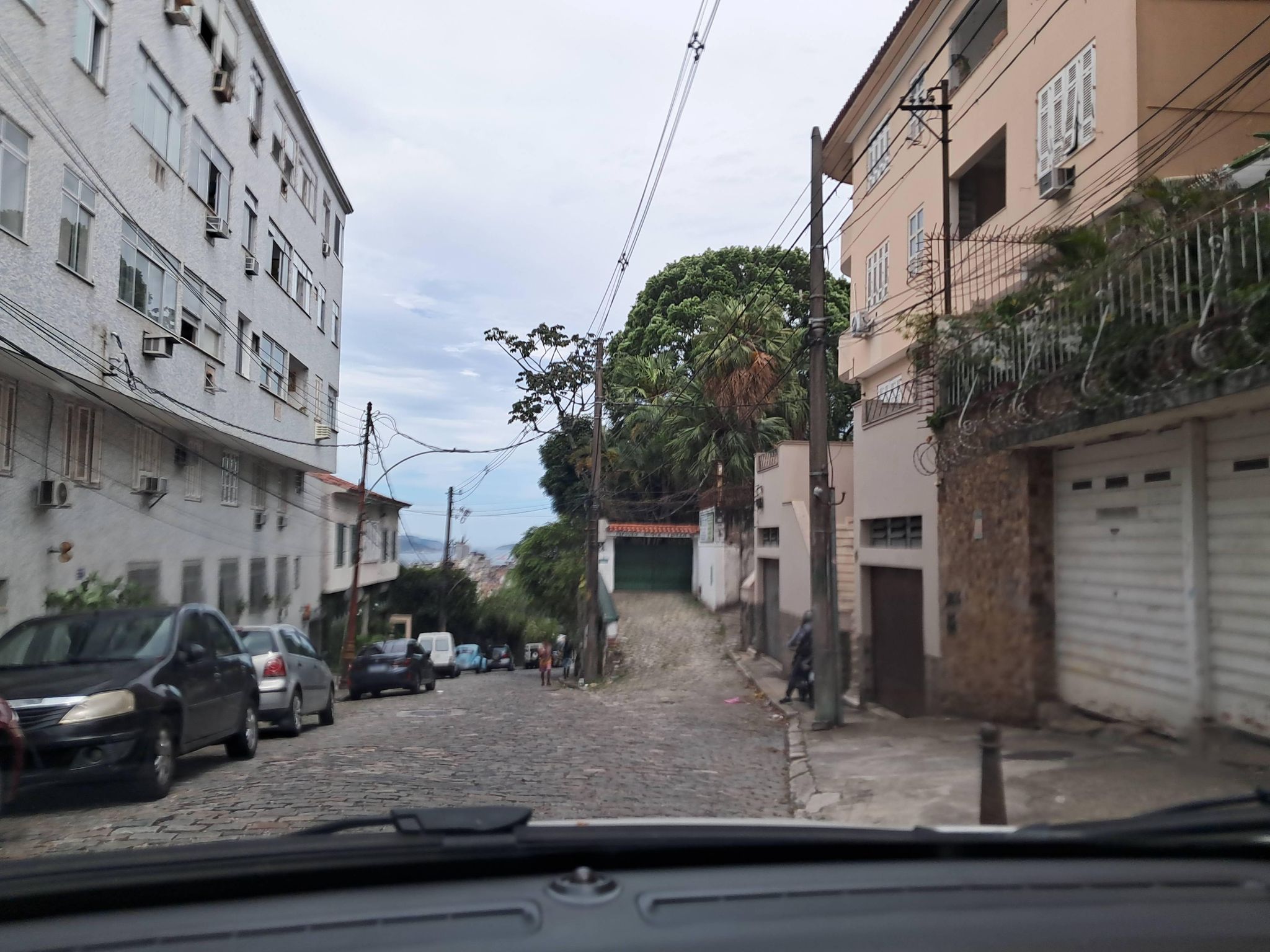 Street-level view near Santa Cristina, Santa Teresa