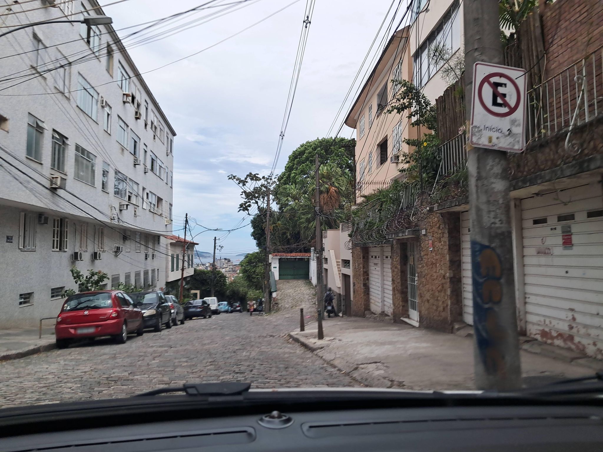 Street-level view near Santa Cristina, Glória