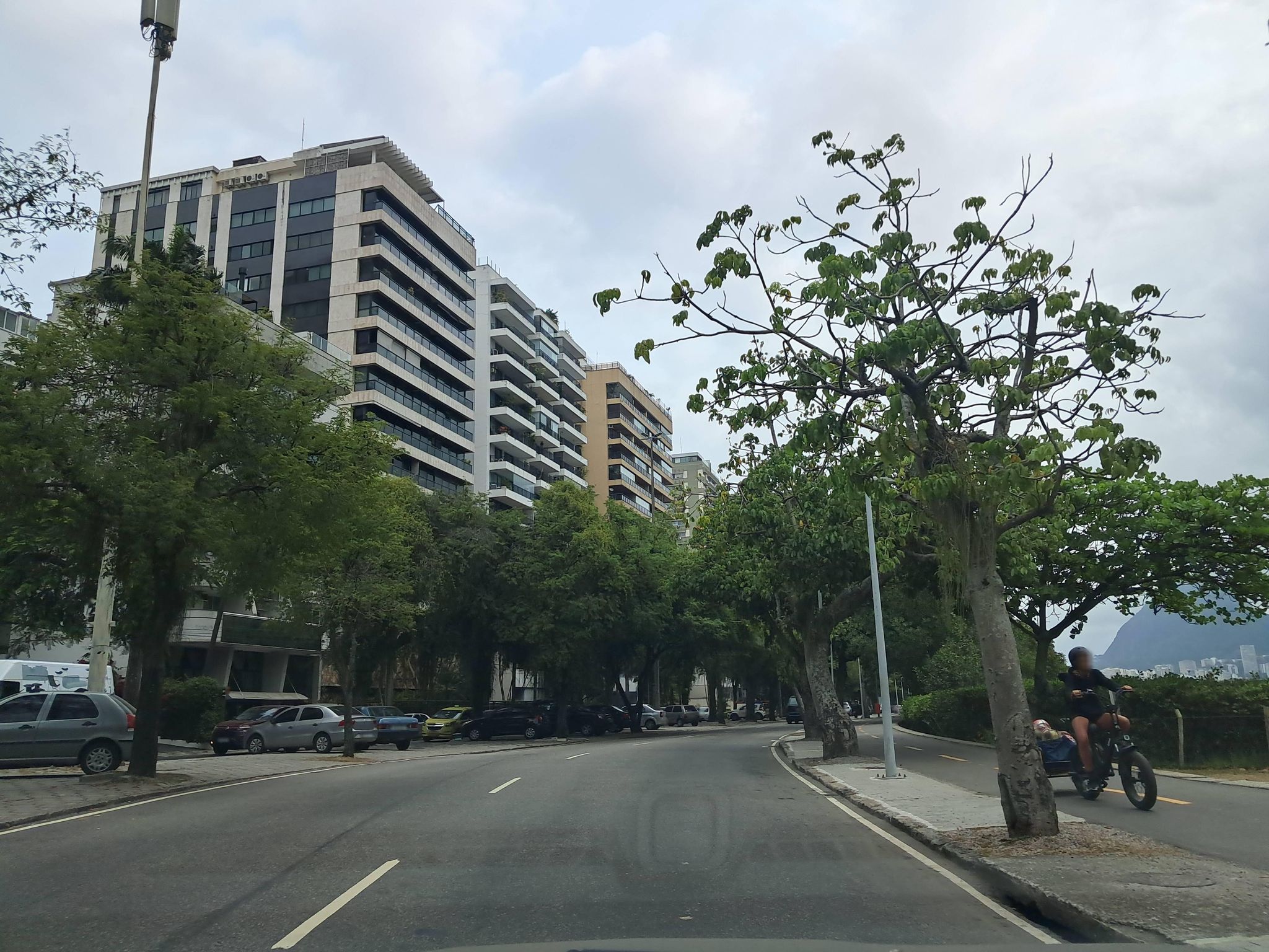 Street-level view near Santa Fé, Ipanema