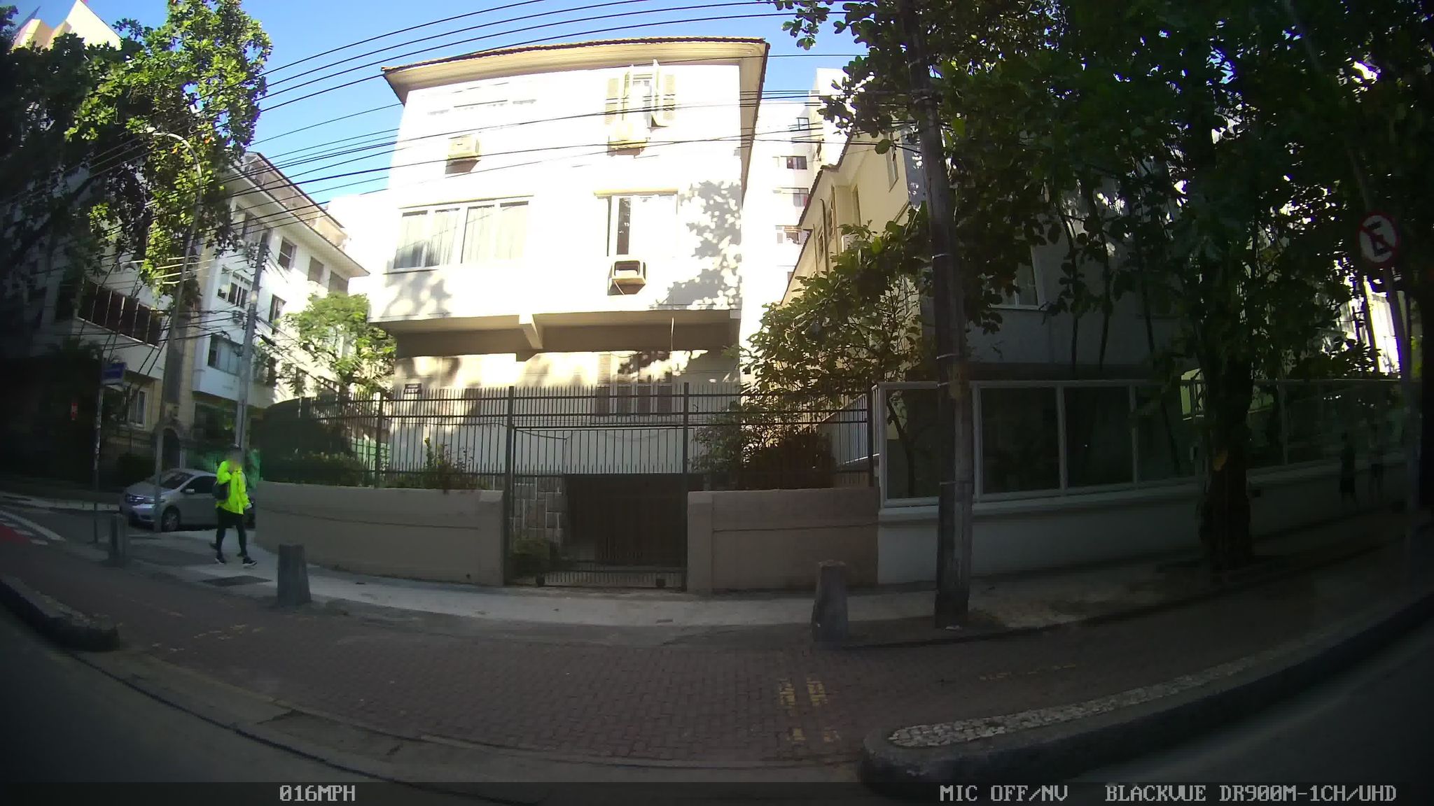 Street-level view near Santa Heloísa, Leblon