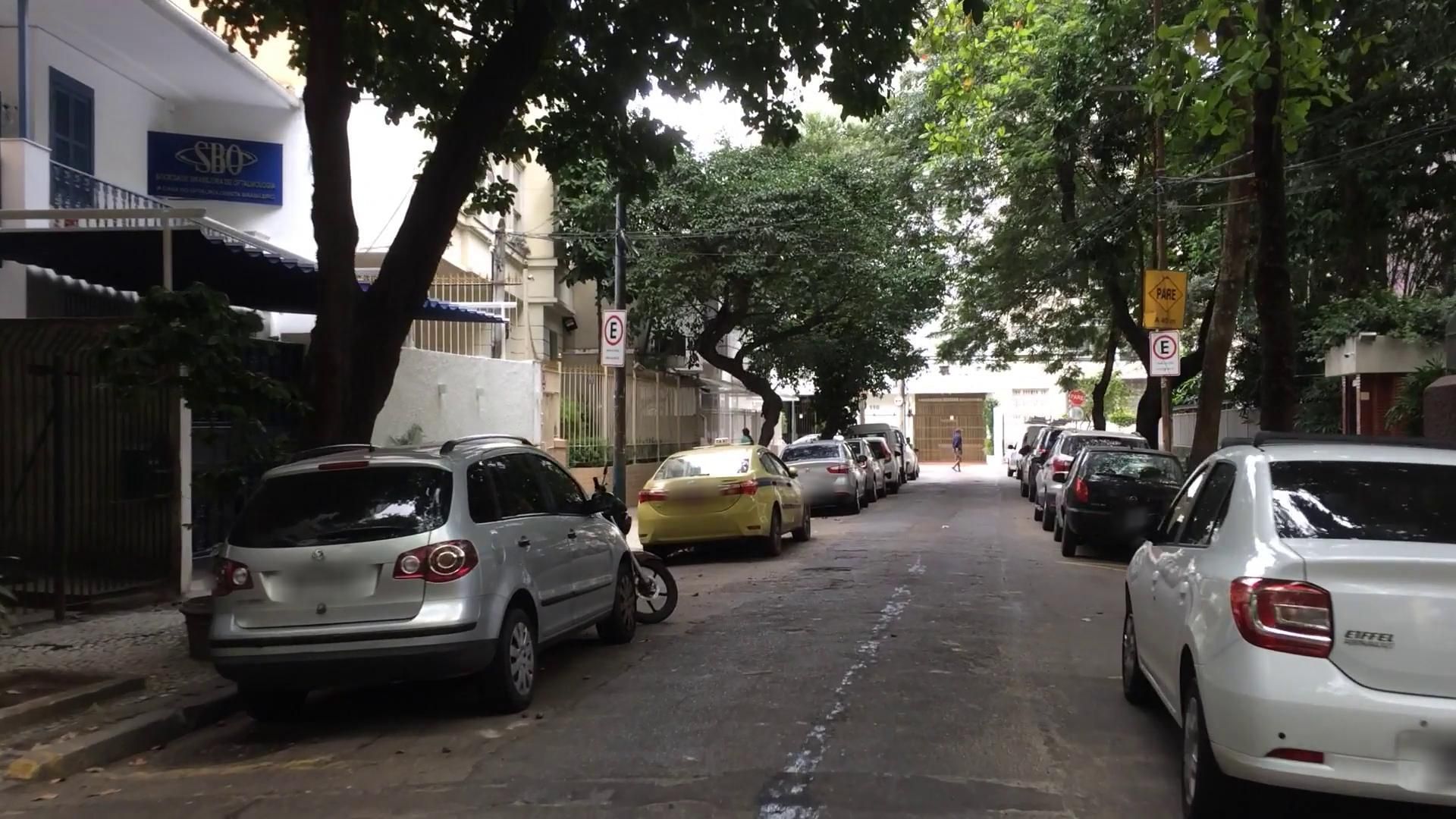 Street-level view near São Salvador, Flamengo