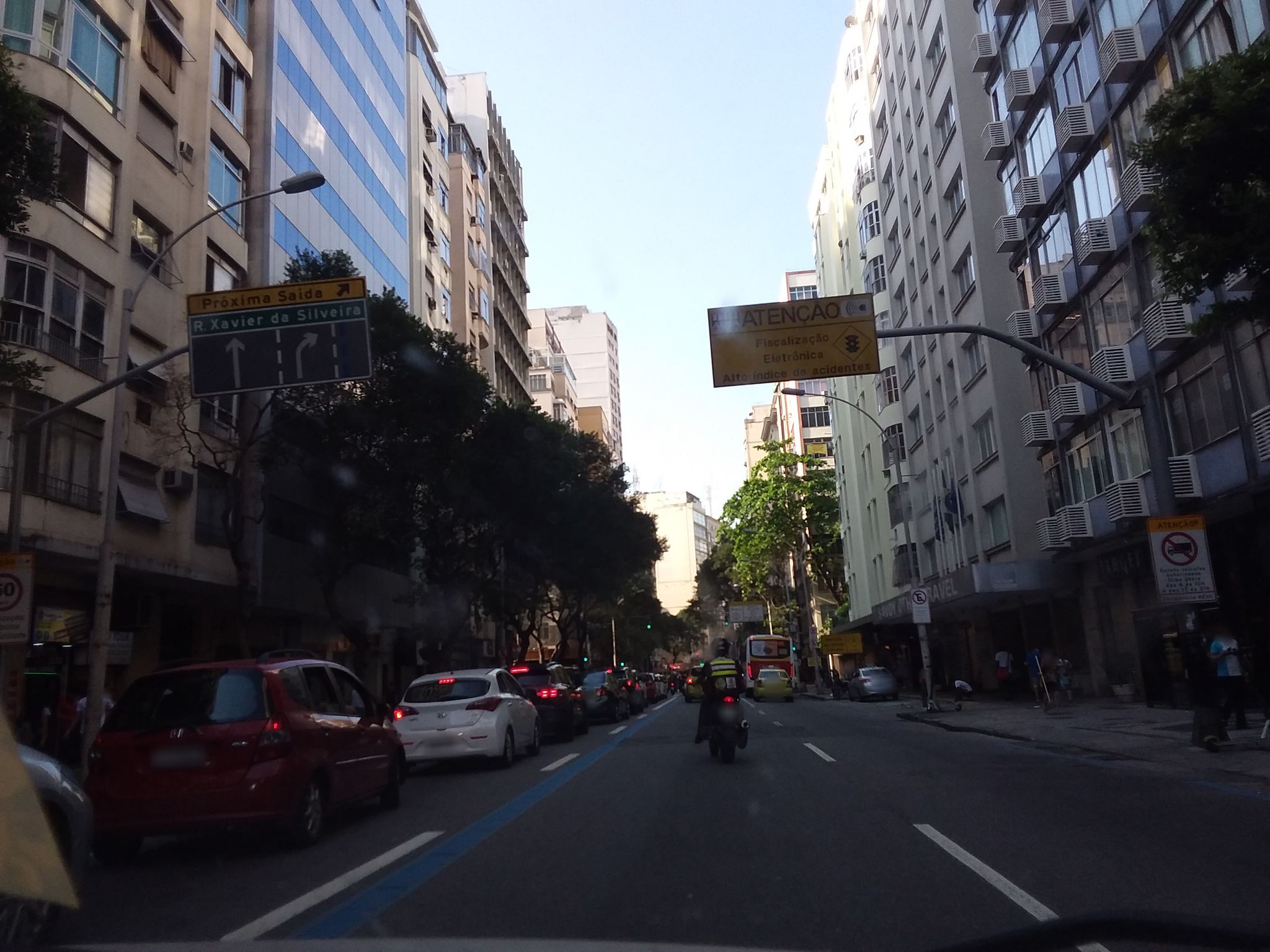 Street-level view near Savoy Othon Travel, Leme