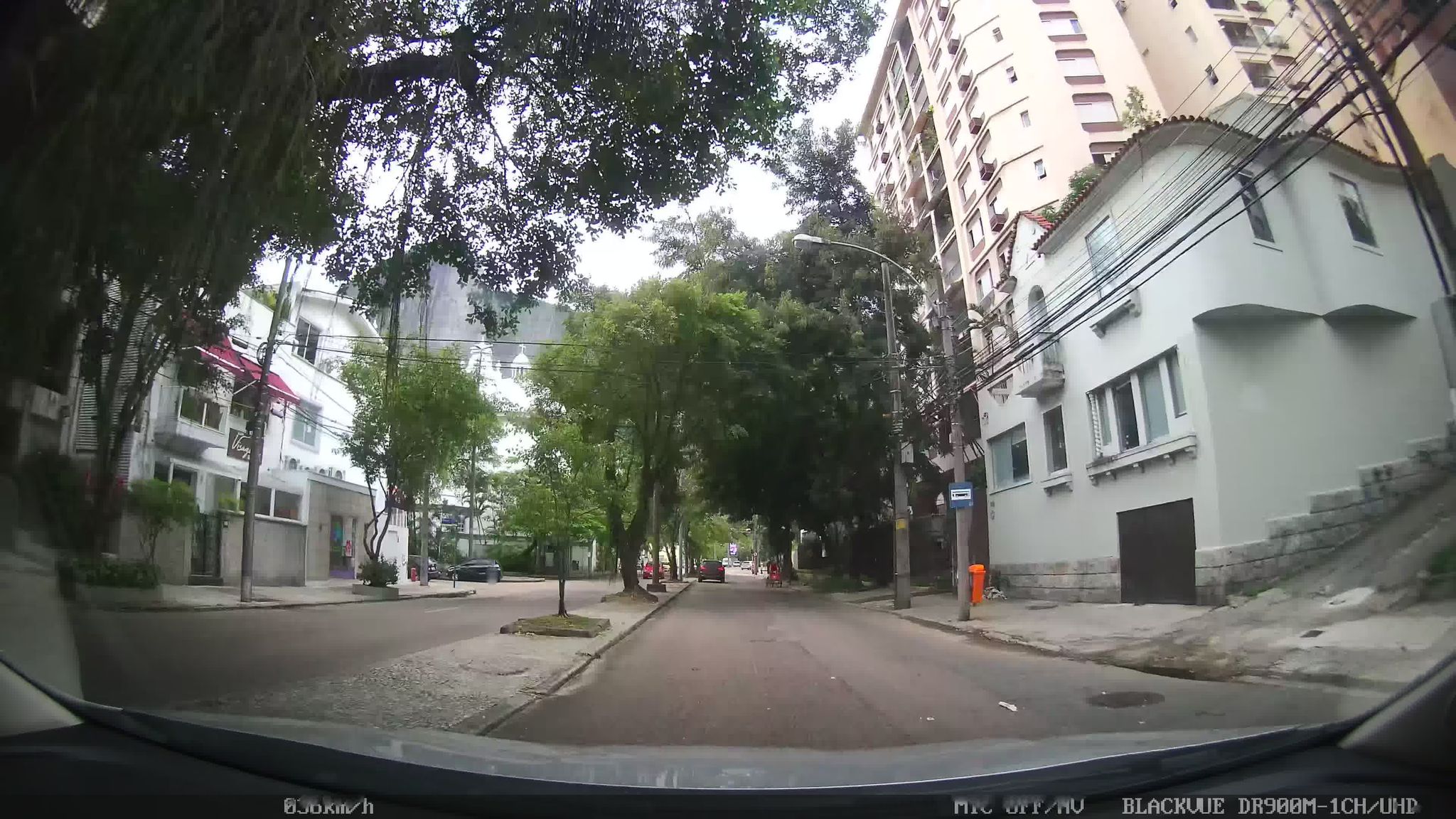 Street-level view near Scole Idiomas, Lagoa