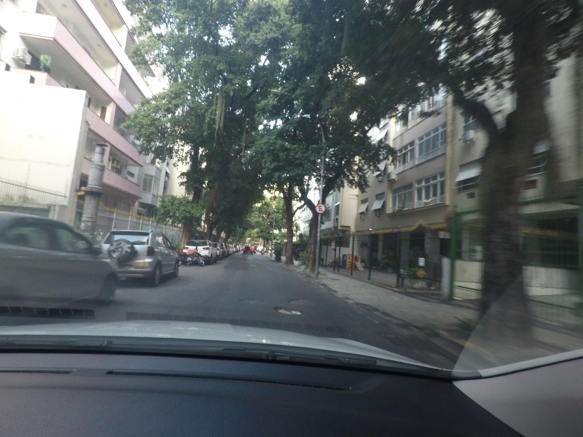 Street-level view near Scorial Rio, Flamengo