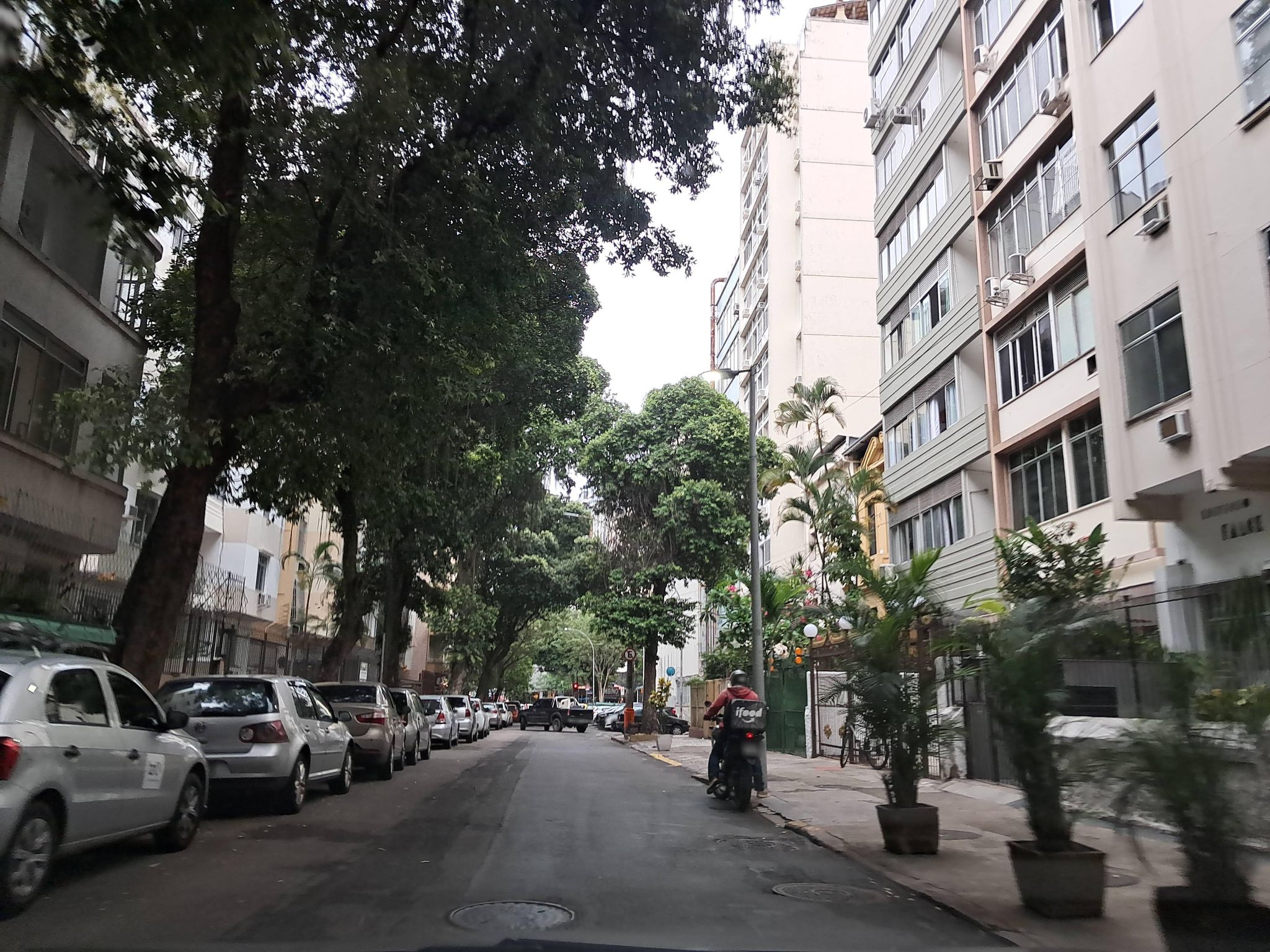 Street-level view near Scorial Rio, Catete