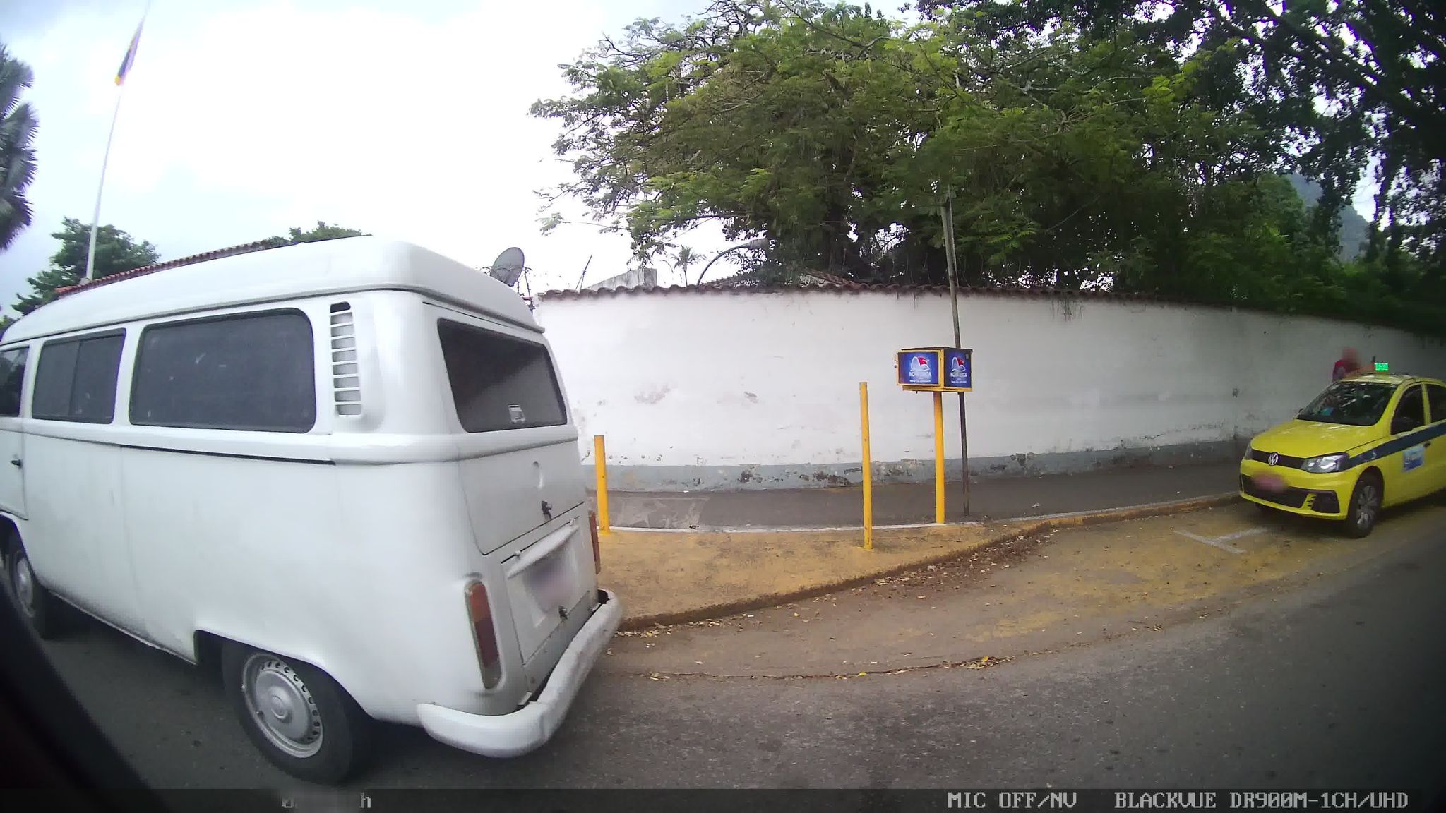 Street-level view near Sede ICRJ, Urca
