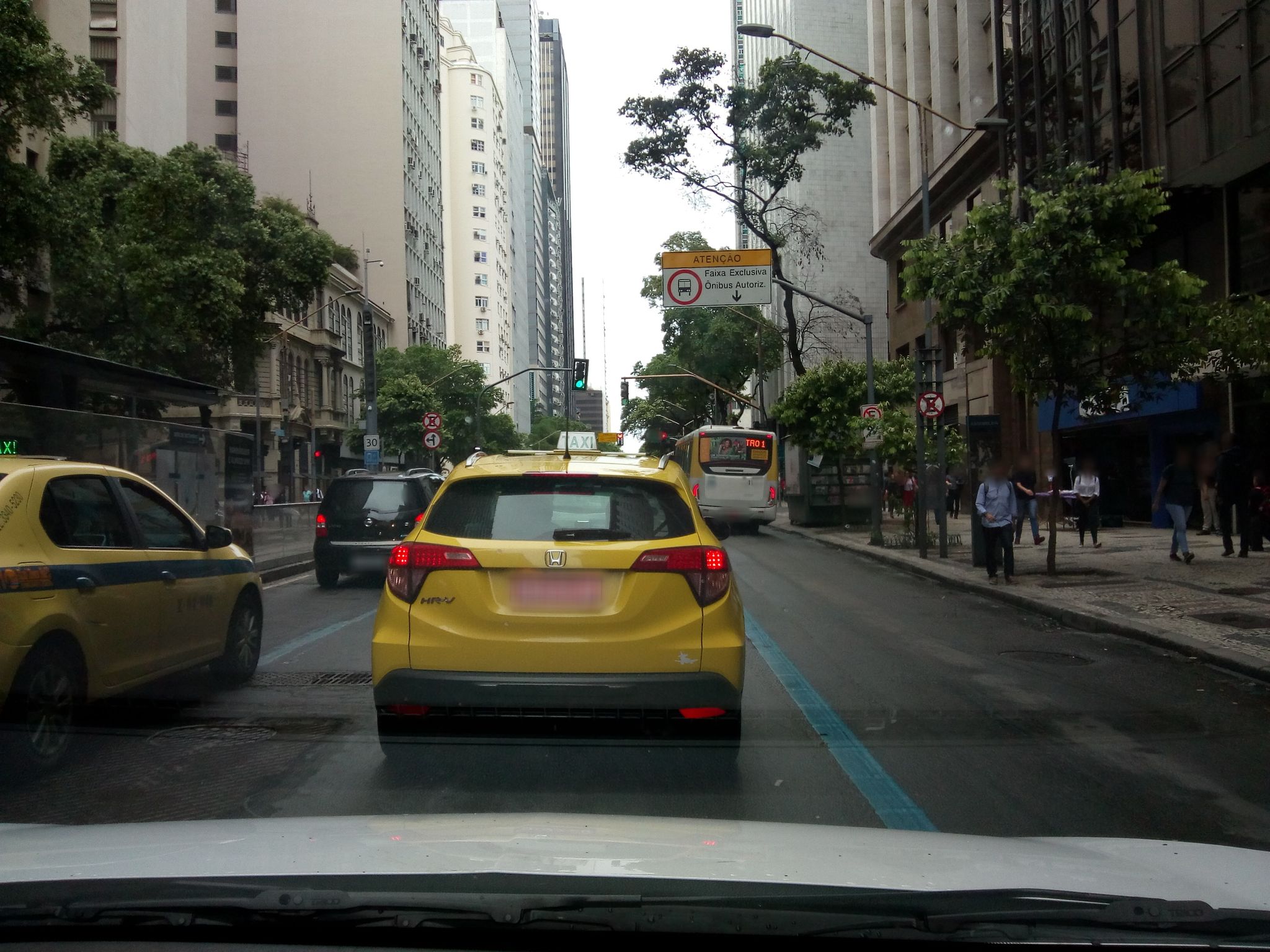 Street-level view near Seguro General I, Glória
