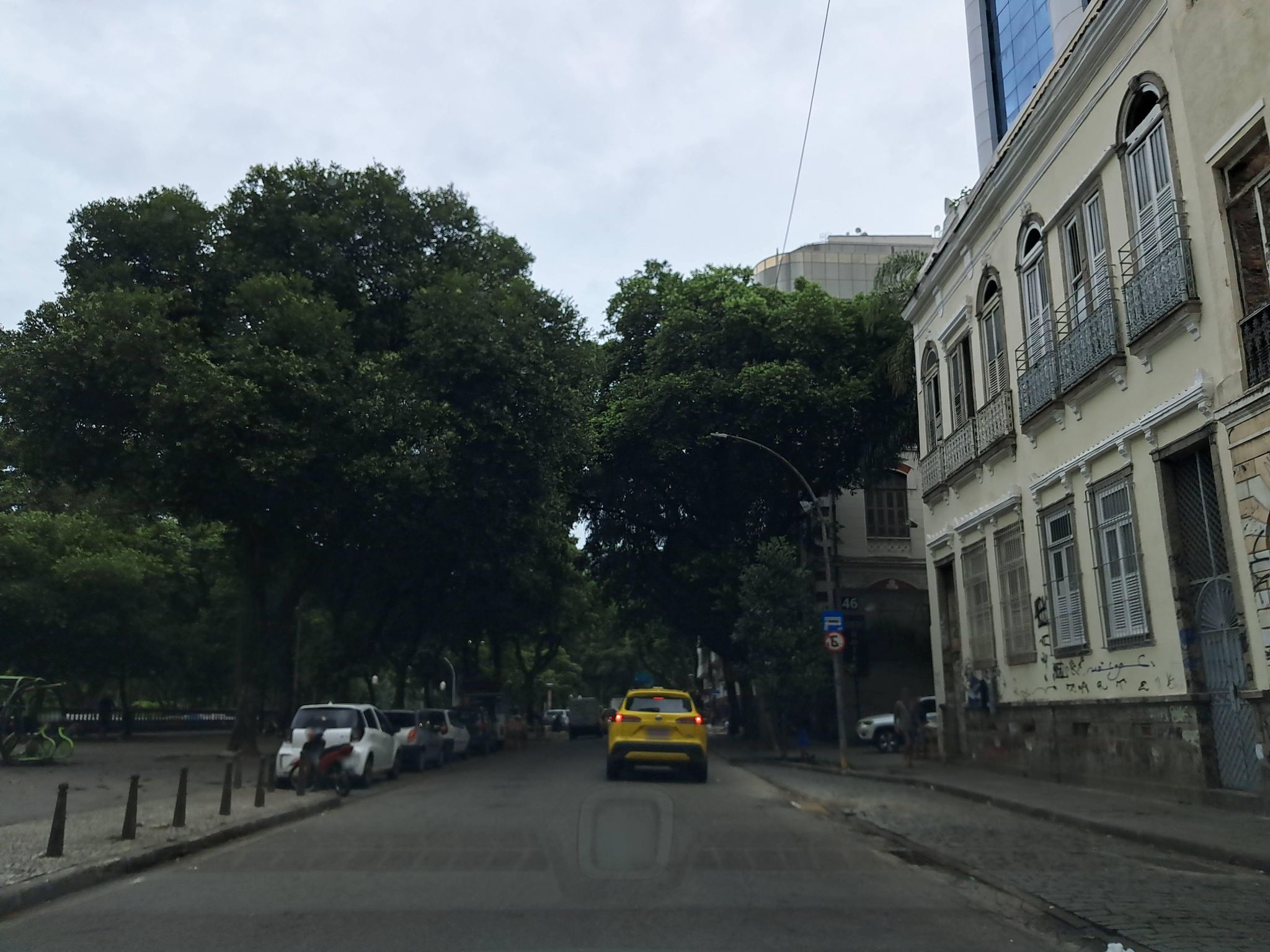 Street-level view near Sem Nome Mesma Edifica€ao dos Numeros 292 e 306, Glória