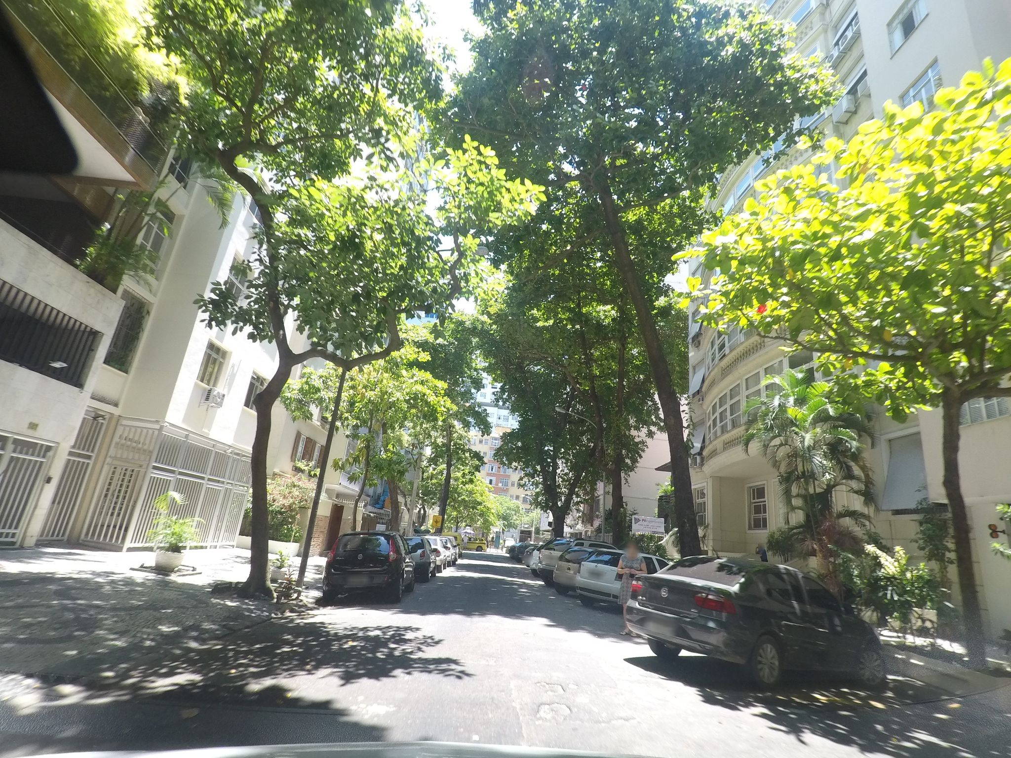 Street-level view near Serra das Orquideas, Copacabana